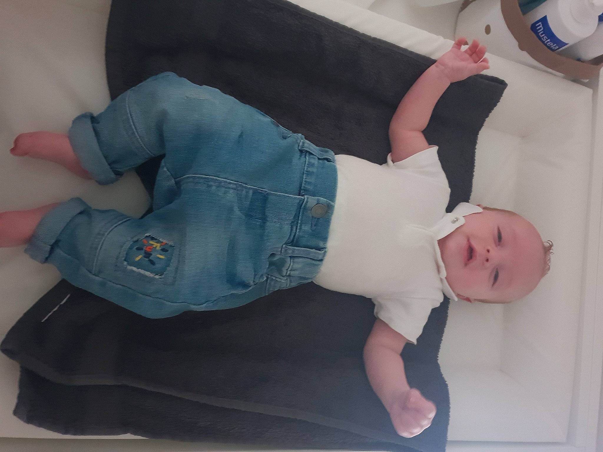 Maylon participe au concours pour gagner de l'argent avec cette photo : baby, baby_products, baby_safety, baby_toddler_clothing, child, comfort, denim, elbow, finger, foot, human_leg, joint, knee, leg, person, skin, sleeve, thigh, toddler, trunk