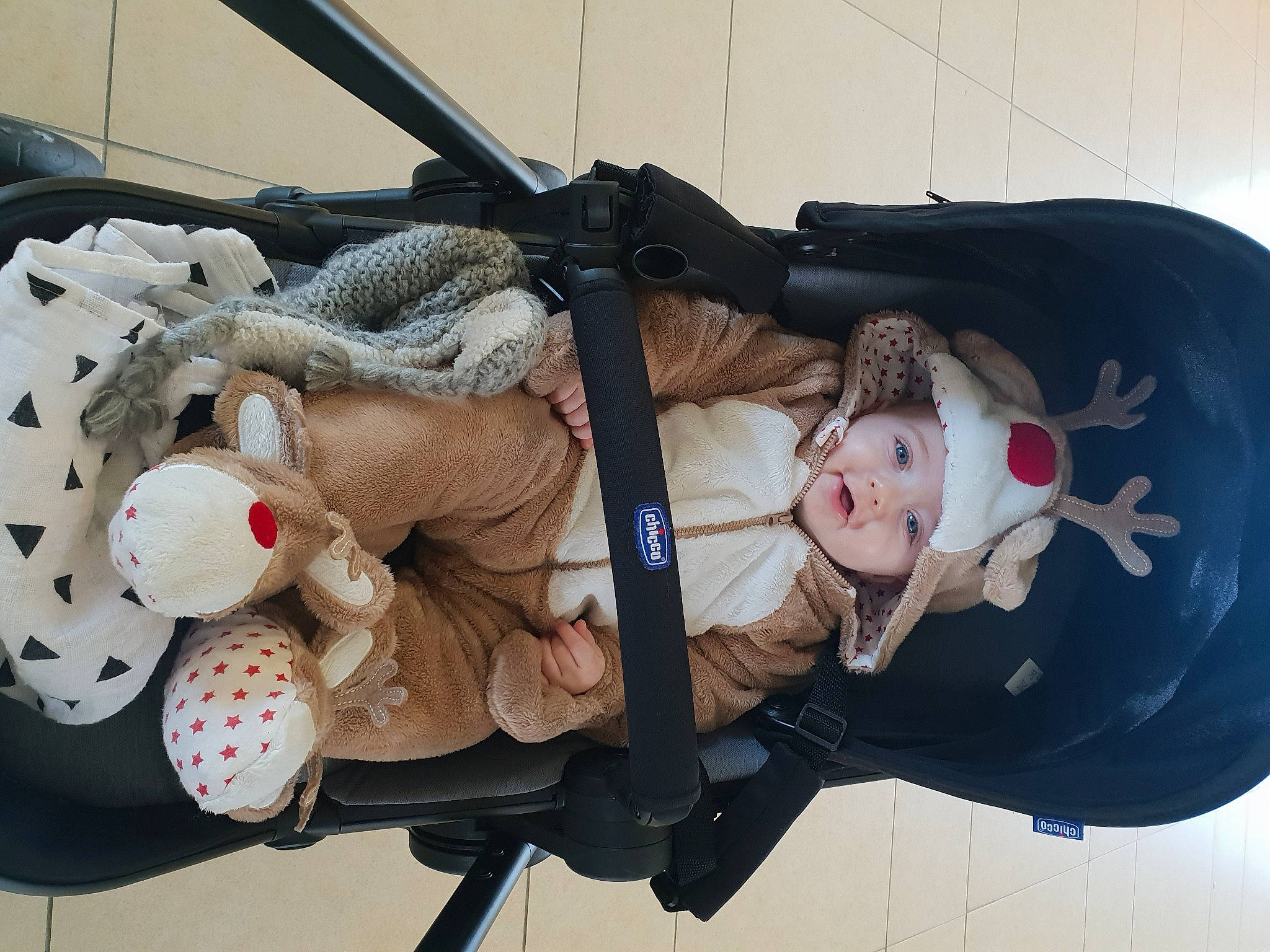 Maylon a rejoint le concours — aidez-le/la à gagner de superbes lots ! baby, baby_carriage, baby_products, bag, boot, carmine, child, comfort, costume, fictional_character, headwear, luggage_and_bags, pattern, person, personal_protective_equipment, plastic_bag, smile, stuffed_toy, thigh, toy