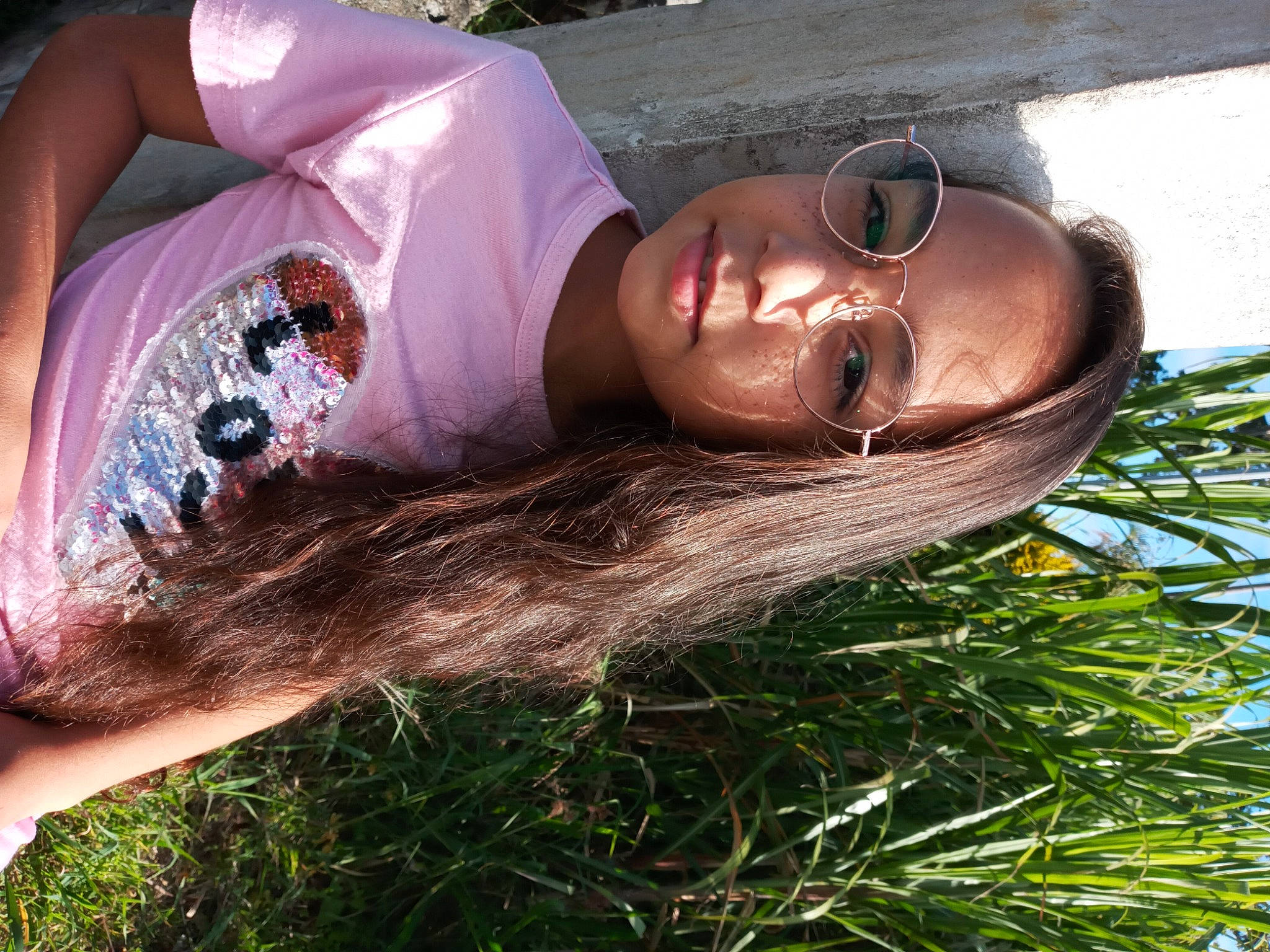 Maëlya a rejoint le concours — aidez-le/la à gagner de superbes lots ! black_hair, brown_hair, chest, eyebrow, eyewear, face, fawn, fun, grass, grass_family, grassland, happy, human_leg, leisure, lip, long_hair, people_in_nature, person, plant, selfie