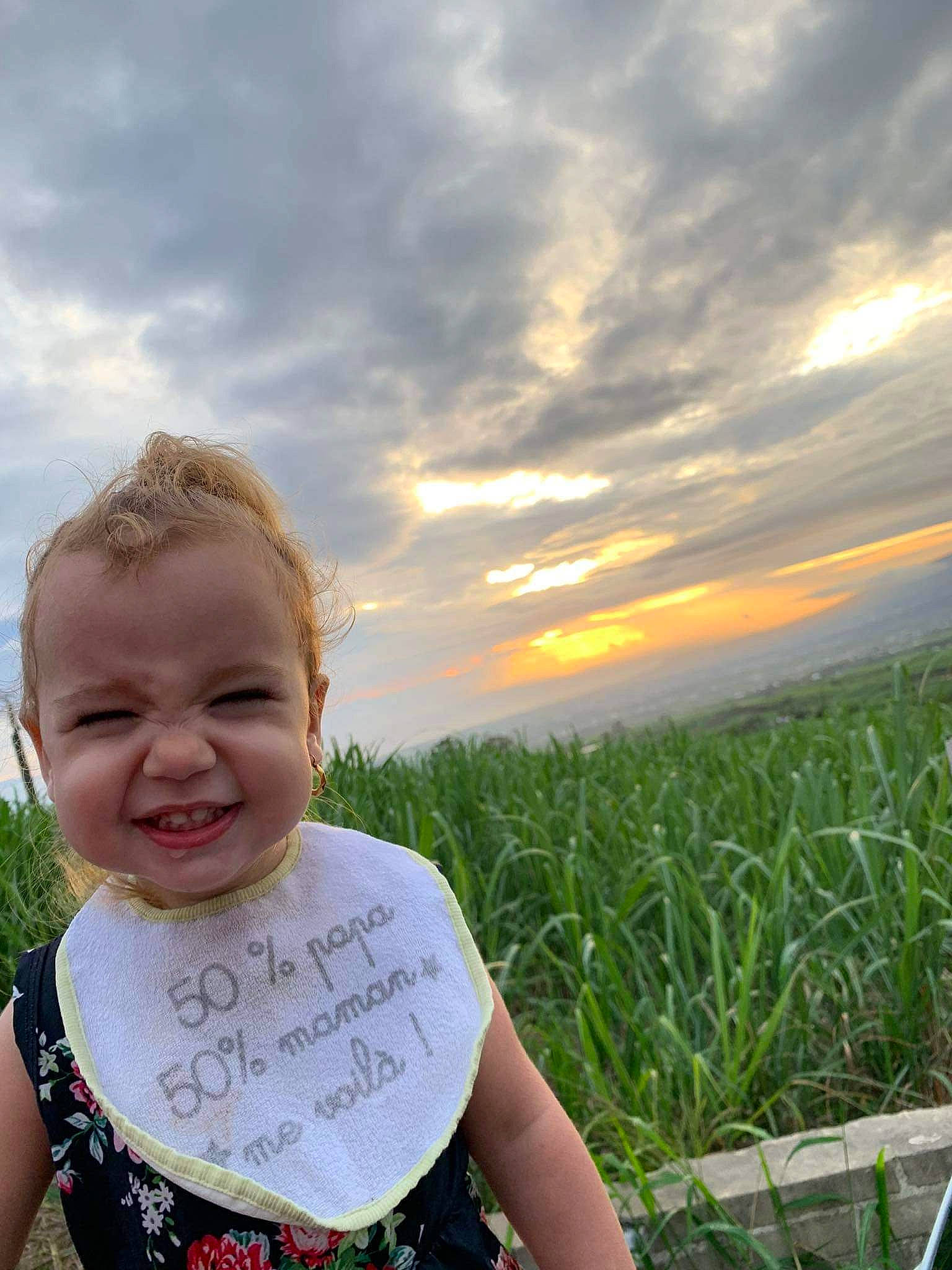 Mailine a rejoint le concours — aidez-le/la à gagner de superbes lots ! agriculture, cloud, daytime, ecoregion, fun, grass, grassland, happy, iris, joy, leisure, meadow, morning, people_in_nature, person, plant, sky, smile, summer, sunlight