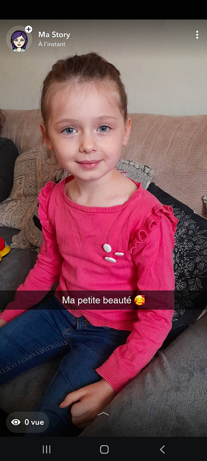 Zoé a rejoint le concours — aidez-le/la à gagner de superbes lots ! baby_toddler_clothing, cheek, child, chin, cool, face, head, iris, jeans, joy, lap, lip, magenta, neck, person, pink, shoulder, skin, sleeve, smile