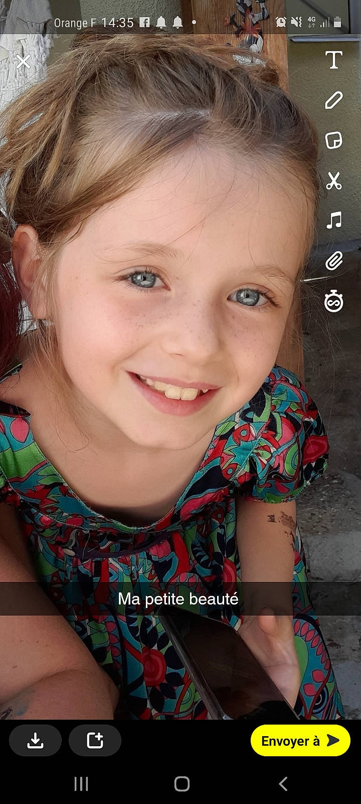 Zoé a rejoint le concours — aidez-le/la à gagner de superbes lots ! cheek, chin, cool, ear, eyebrow, eyelash, face, flash_photography, forehead, grass, hair, happy, iris, joy, lip, mouth, neck, nose, person, skin