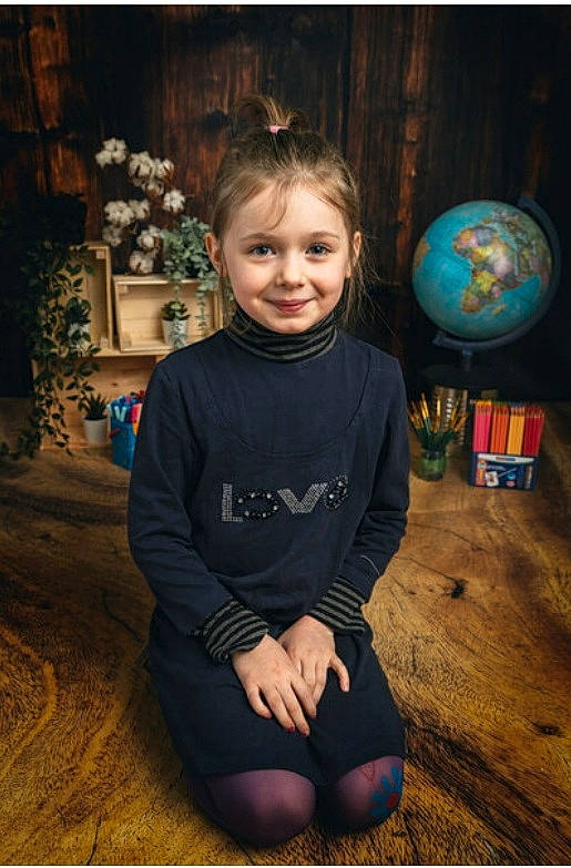 Zoé participe au concours pour gagner de l'argent avec cette photo : blue, child, darkness, electric_blue, event, flash_photography, fun, globe, grass, happy, iris, joy, knee, person, plant, sitting, sleeve, smile, soil, t_shirt