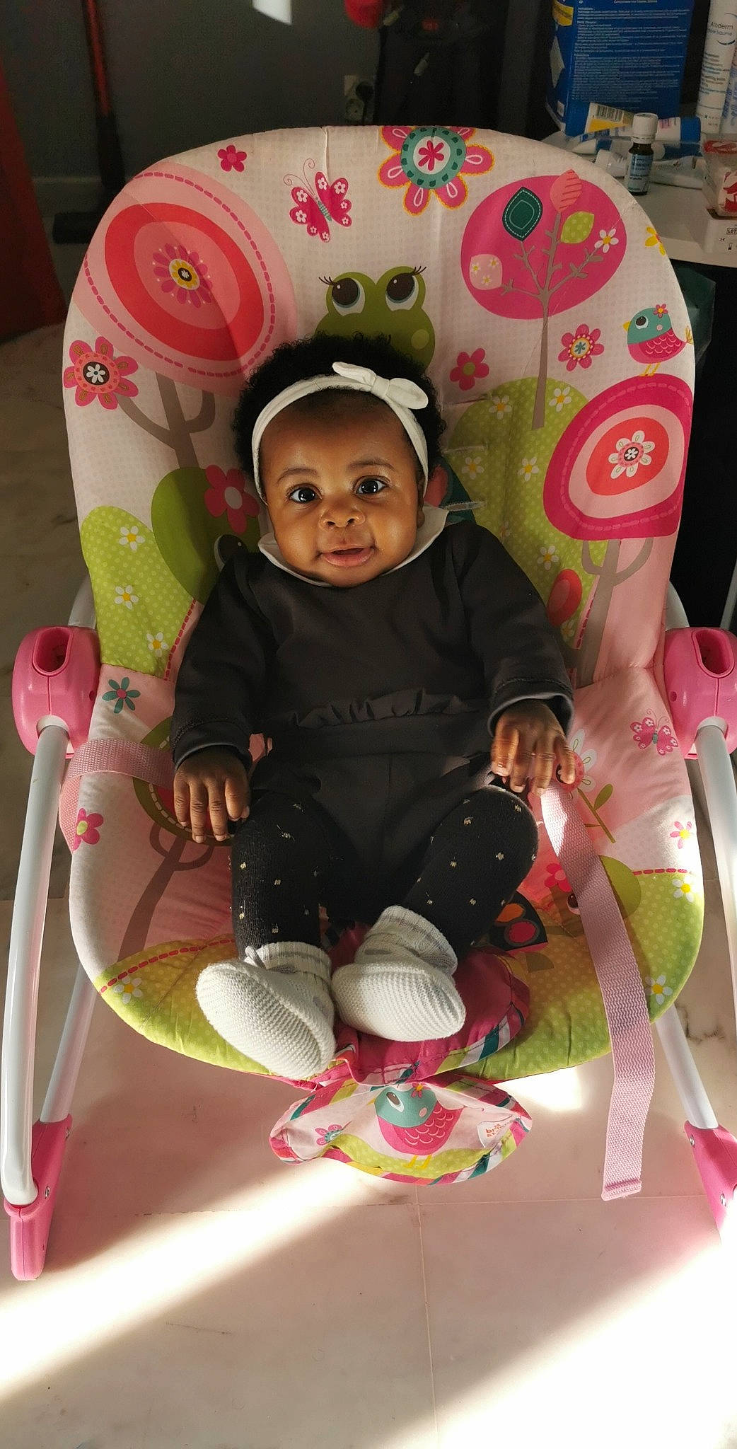 Lunayah a rejoint le concours — aidez-le/la à gagner de superbes lots ! baby, baby_carriage, baby_products, baby_toddler_clothing, baby_toys, car_seat, chair, cheek, child, comfort, eye, fun, happy, magenta, person, pink, sitting, skin, smile, textile