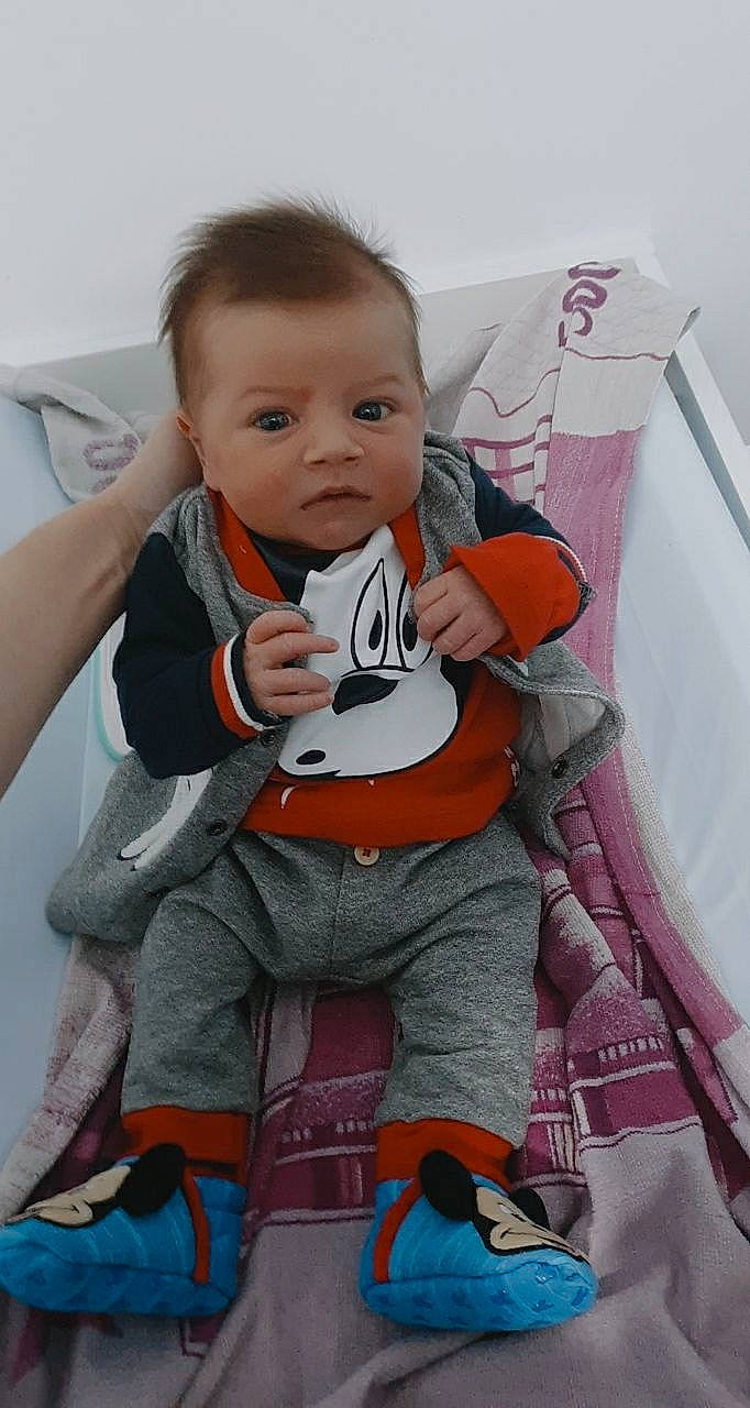 Lorenzo a rejoint le concours — aidez-le/la à gagner de superbes lots ! arm, baby, baby_carriage, baby_products, baby_toddler_clothing, cheek, child, comfort, face, facial_expression, finger, happy, head, lap, mouth, person, product, sitting, skin, sleeve