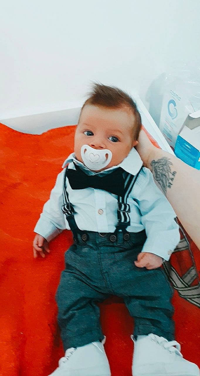 Lorenzo a rejoint le concours — aidez-le/la à gagner de superbes lots ! baby, baby_toddler_clothing, cheek, child, doll, eye, fun, happy, mammal, mouth, nose, orange, person, product, sitting, skin, sleeve, stuffed_toy, t_shirt, toddler