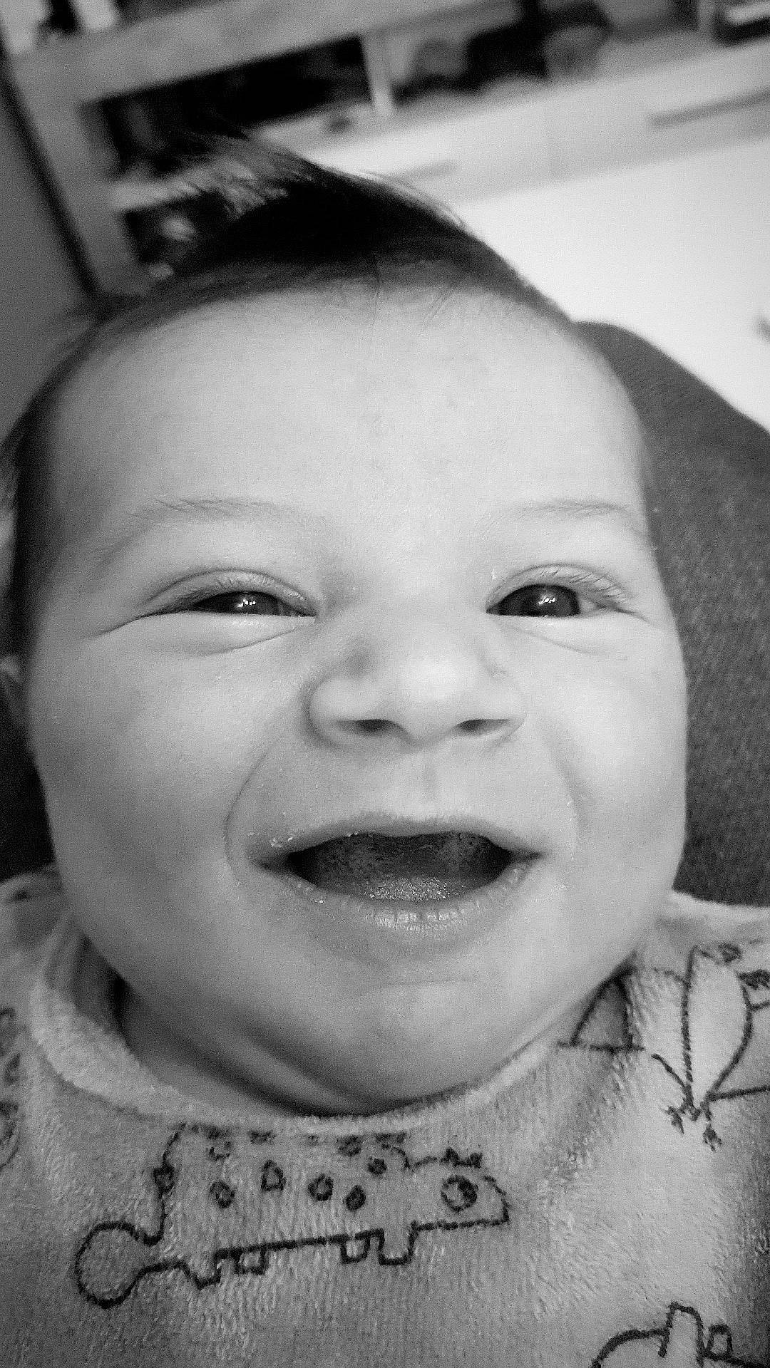 Lorenzo participe au concours pour gagner de l'argent avec cette photo : black, cheek, chin, eye, eyebrow, eyelash, flash_photography, forehead, hairstyle, human, human_body, jaw, lip, mouth, nose, organ, person, photograph, skin, smile