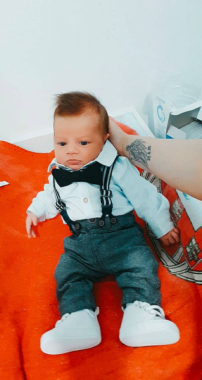 Lorenzo a rejoint le concours — aidez-le/la à gagner de superbes lots ! arm, baby, baby_toddler_clothing, child, facial_expression, finger, flash_photography, fun, hairstyle, hand, happy, joint, orange, people, person, sitting, skin, sleeve, t_shirt, toddler