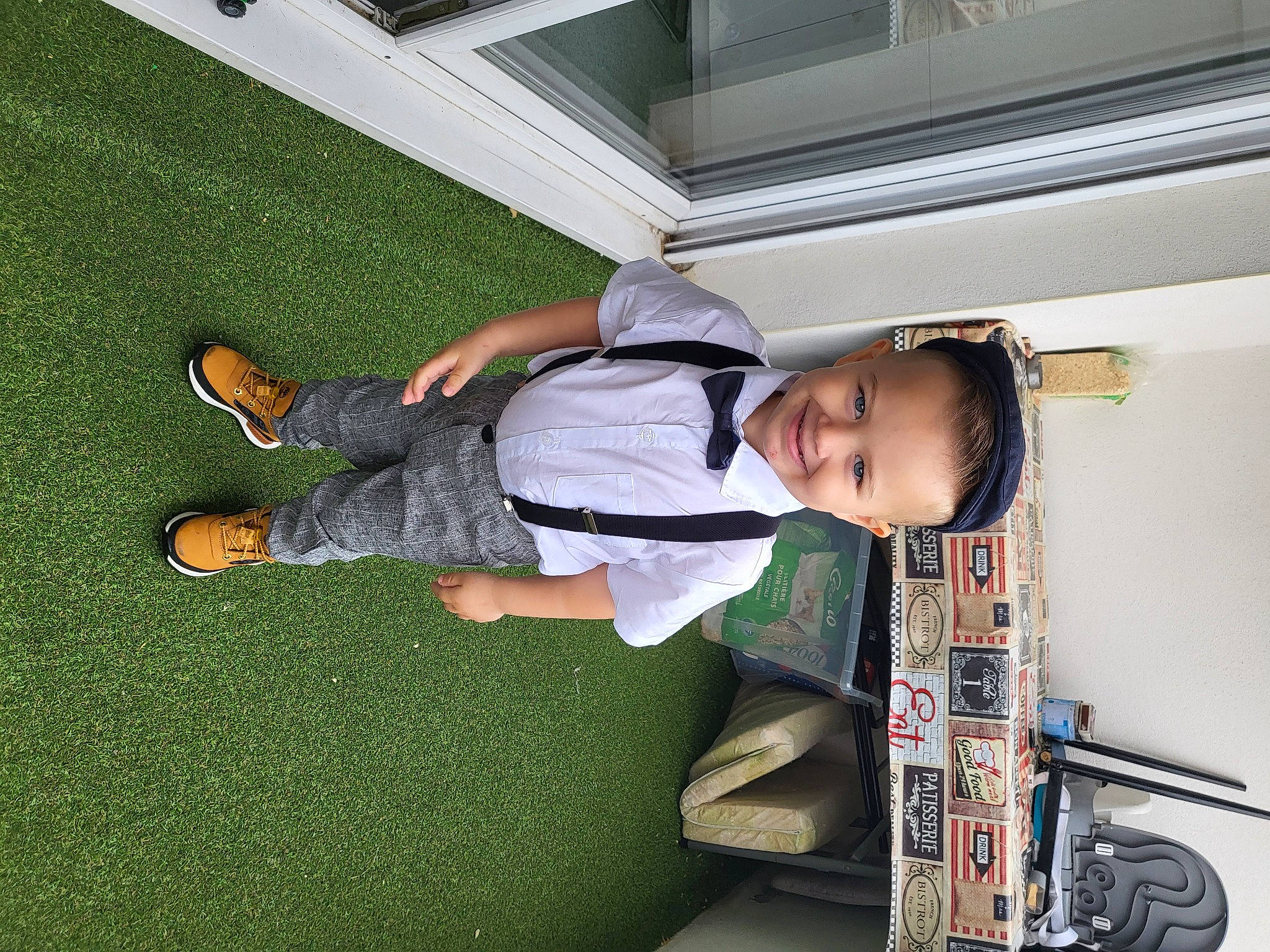 Lorenzo a rejoint le concours — aidez-le/la à gagner de superbes lots ! baby, child, flooring, fun, grass, human_leg, joy, knee, leg, leisure, outdoor_shoe, person, plant, room, shoe, sitting, sneakers, standing, toddler, vehicle_door