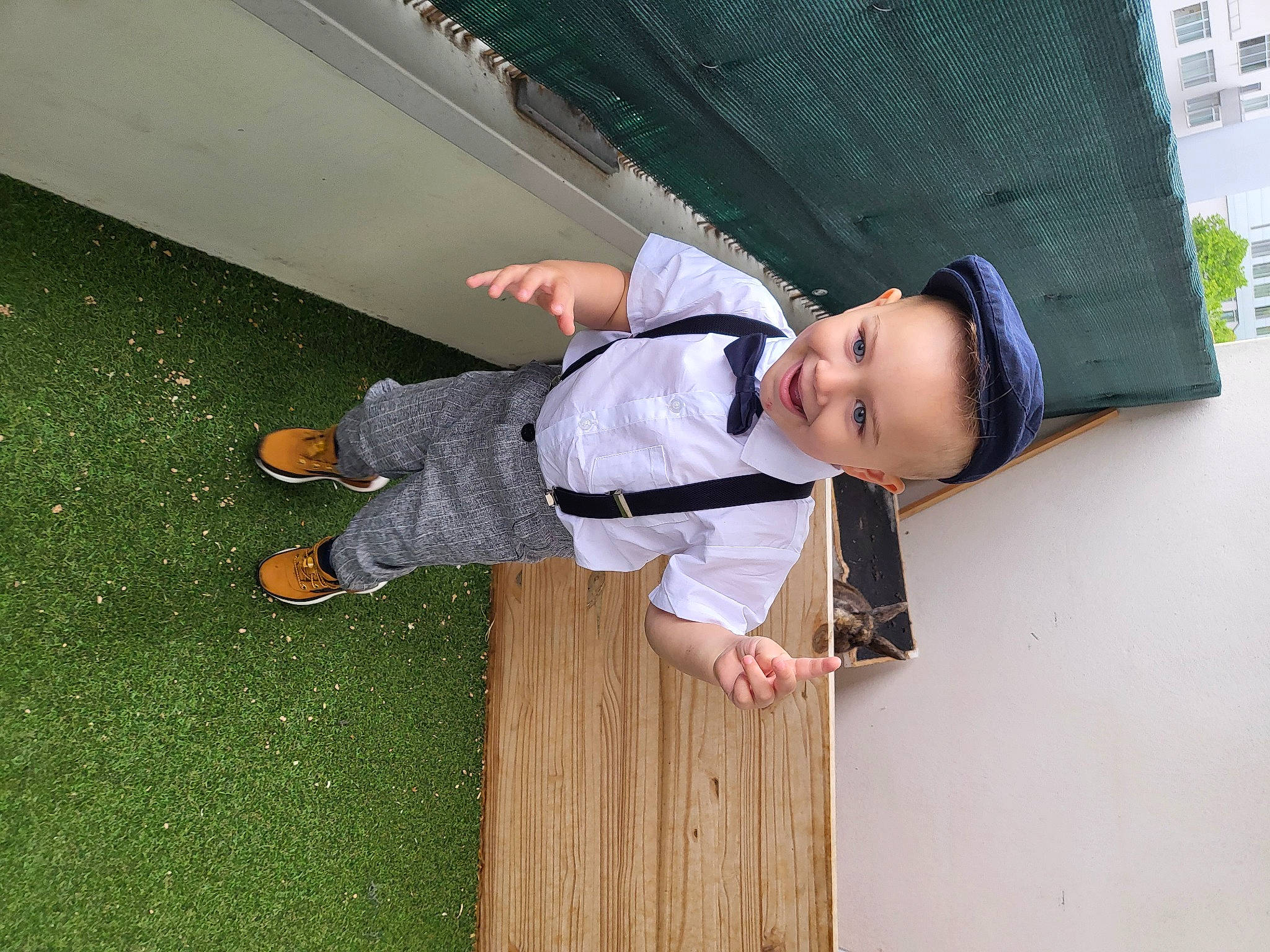 Lorenzo participe au concours pour gagner de l'argent avec cette photo : child, elbow, flooring, fun, grass, happy, hardwood, human_leg, joy, leisure, outdoor_shoe, person, toddler, walking_shoe, wood