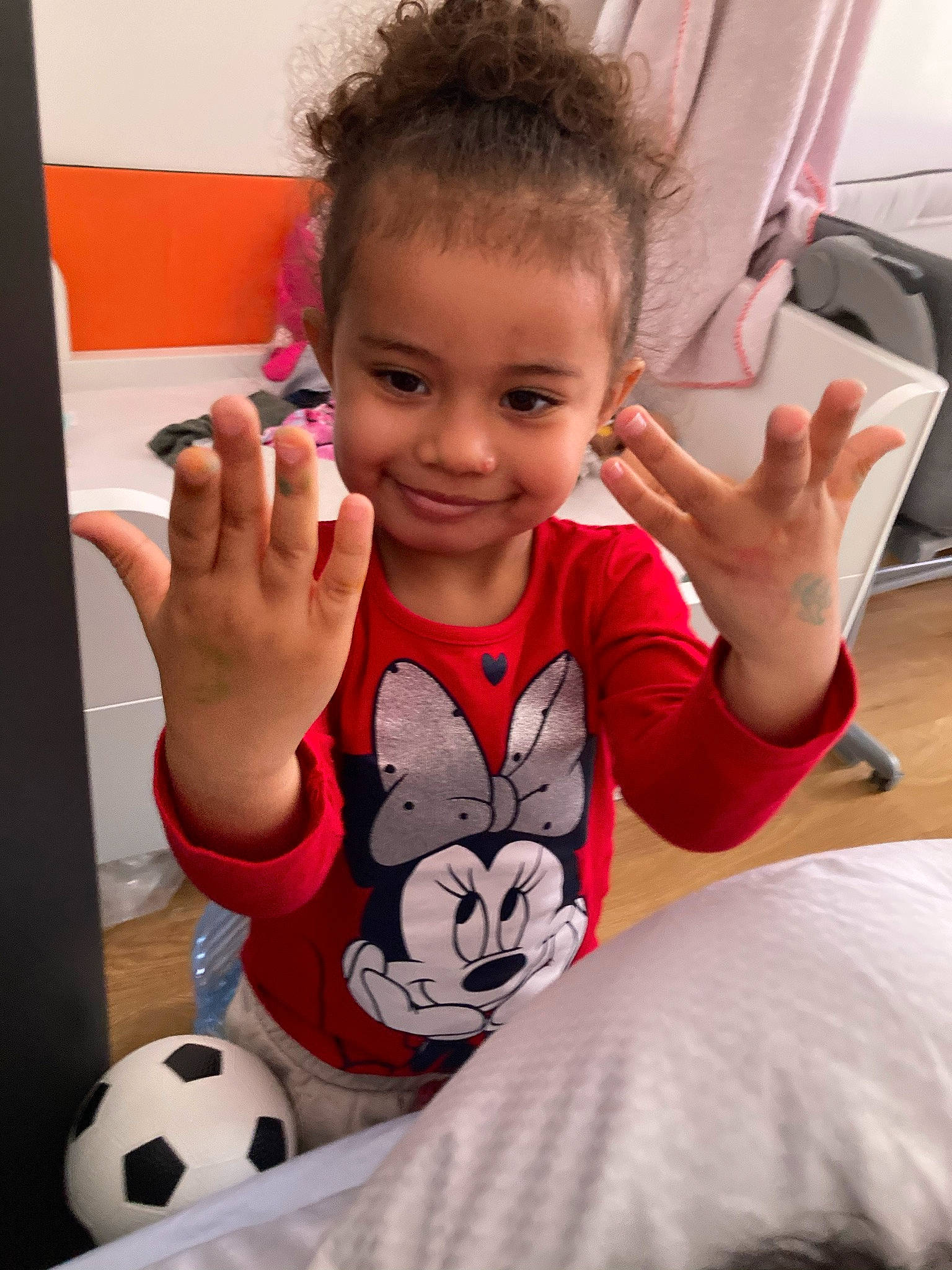 Marianne a rejoint le concours — aidez-le/la à gagner de superbes lots ! arm, cheek, eye, eyelash, facial_expression, finger, gesture, hand, happy, head, joint, joy, mammal, mouth, nose, person, shoulder, skin, sleeve, smile