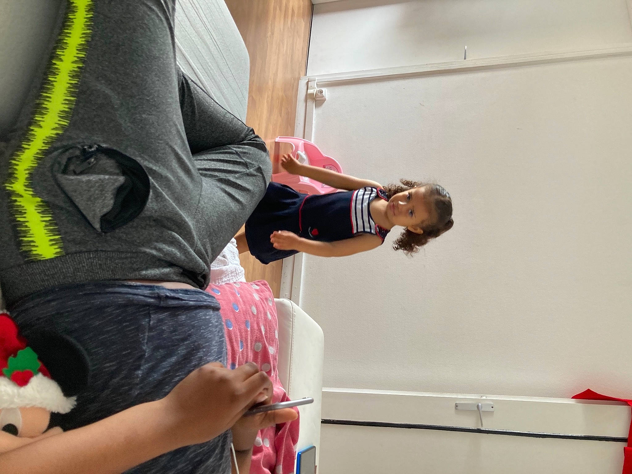 Marianne a rejoint le concours — aidez-le/la à gagner de superbes lots ! arm, bag, carmine, costume, elbow, event, eyewear, fashion_design, fun, hand, joint, magenta, person, recreation, room, sleeve, sportswear, street_fashion, t_shirt, waist