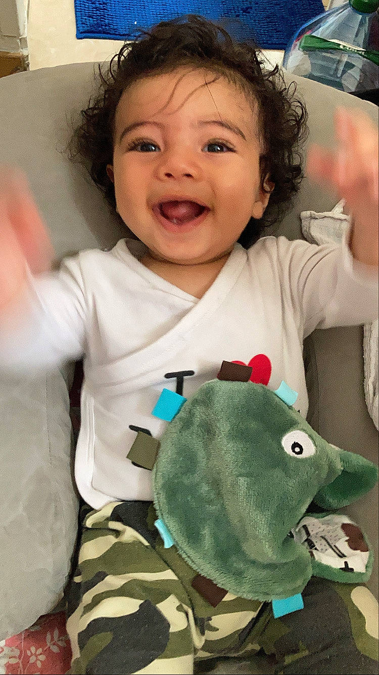 Eliott participe au concours pour gagner de l'argent avec cette photo : baby, baby_toddler_clothing, cheek, cool, facial_expression, finger, gesture, happy, head, human, mouth, nose, organ, person, product, skin, sleeve, smile, toddler, toy