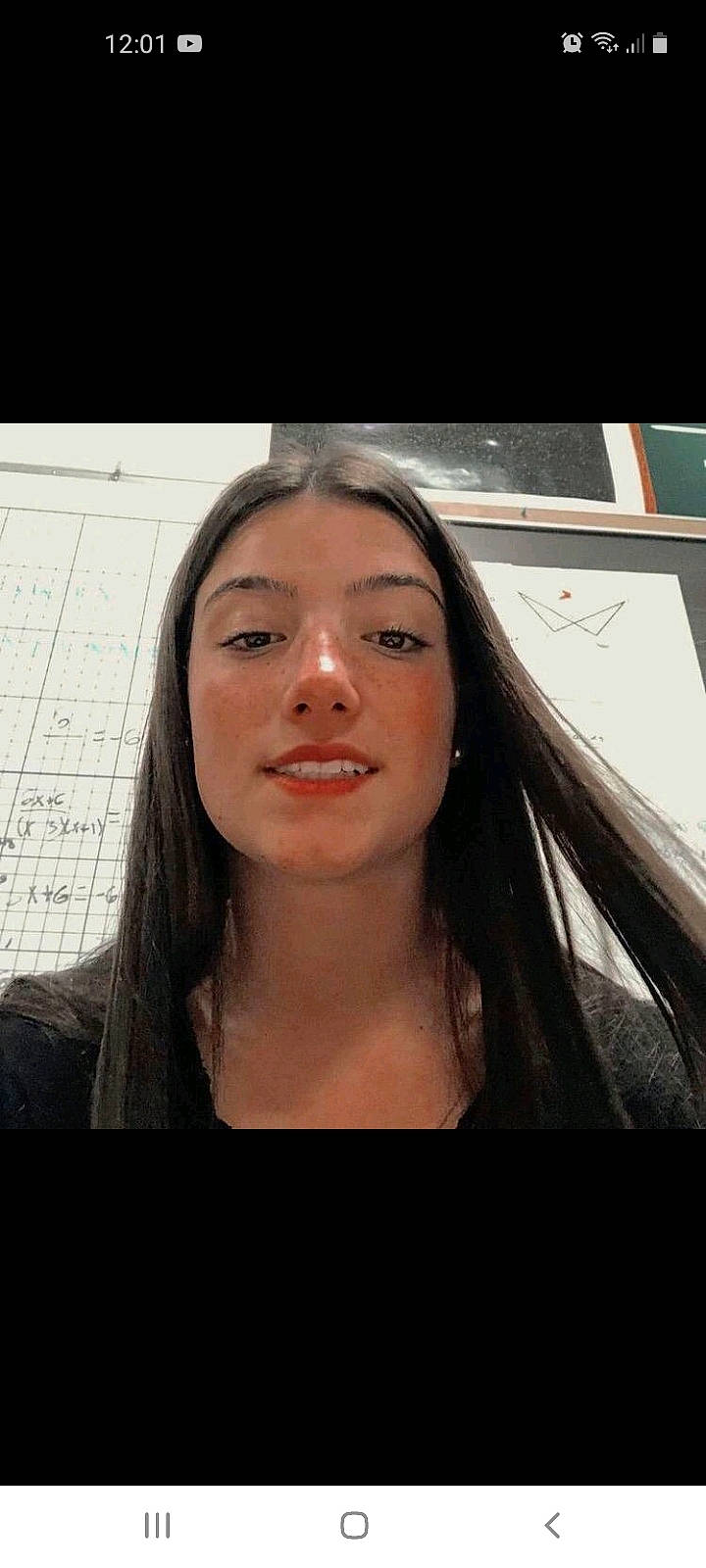 Maelys Roger participe au concours pour gagner de l'argent avec cette photo : black_hair, cheek, chin, cool, eyebrow, eyelash, facial_expression, flash_photography, forehead, gesture, hairstyle, happy, iris, jaw, lip, makeover, mouth, neck, nose, person