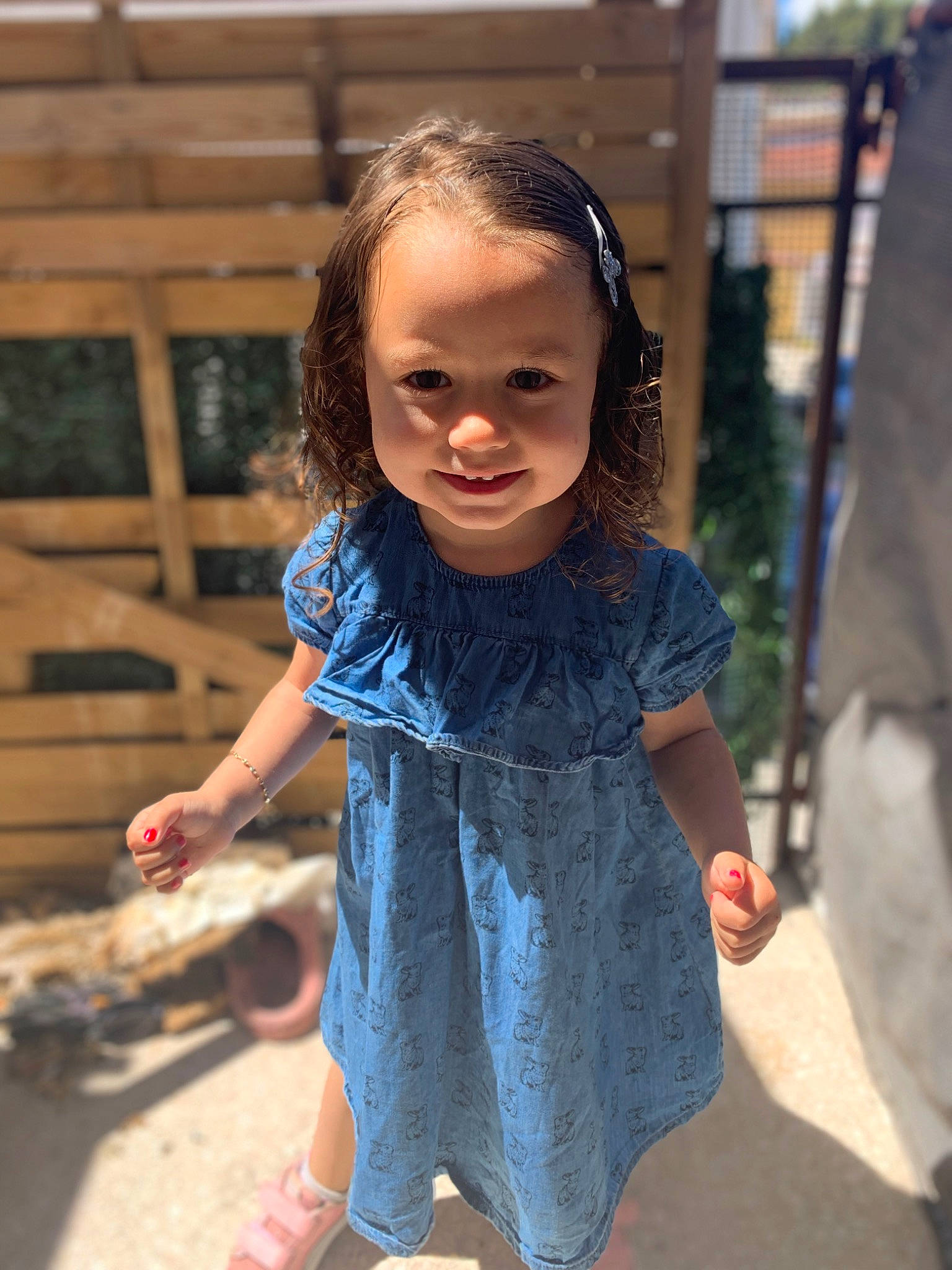 Joyce participe au concours pour gagner de l'argent avec cette photo : child, denim, electric_blue, fun, grass, happy, leisure, pattern, person, play, recreation, sandal, sitting, skin, sleeve, smile, street, t_shirt, toddler, vacation