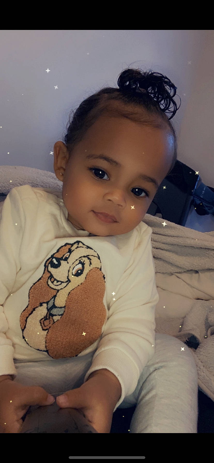 Tyana participe au concours pour gagner de l'argent avec cette photo : arm, baby, cheek, child, ear, eye, face, forehead, hair, hairstyle, head, person, skin, teddy_bear, toddler