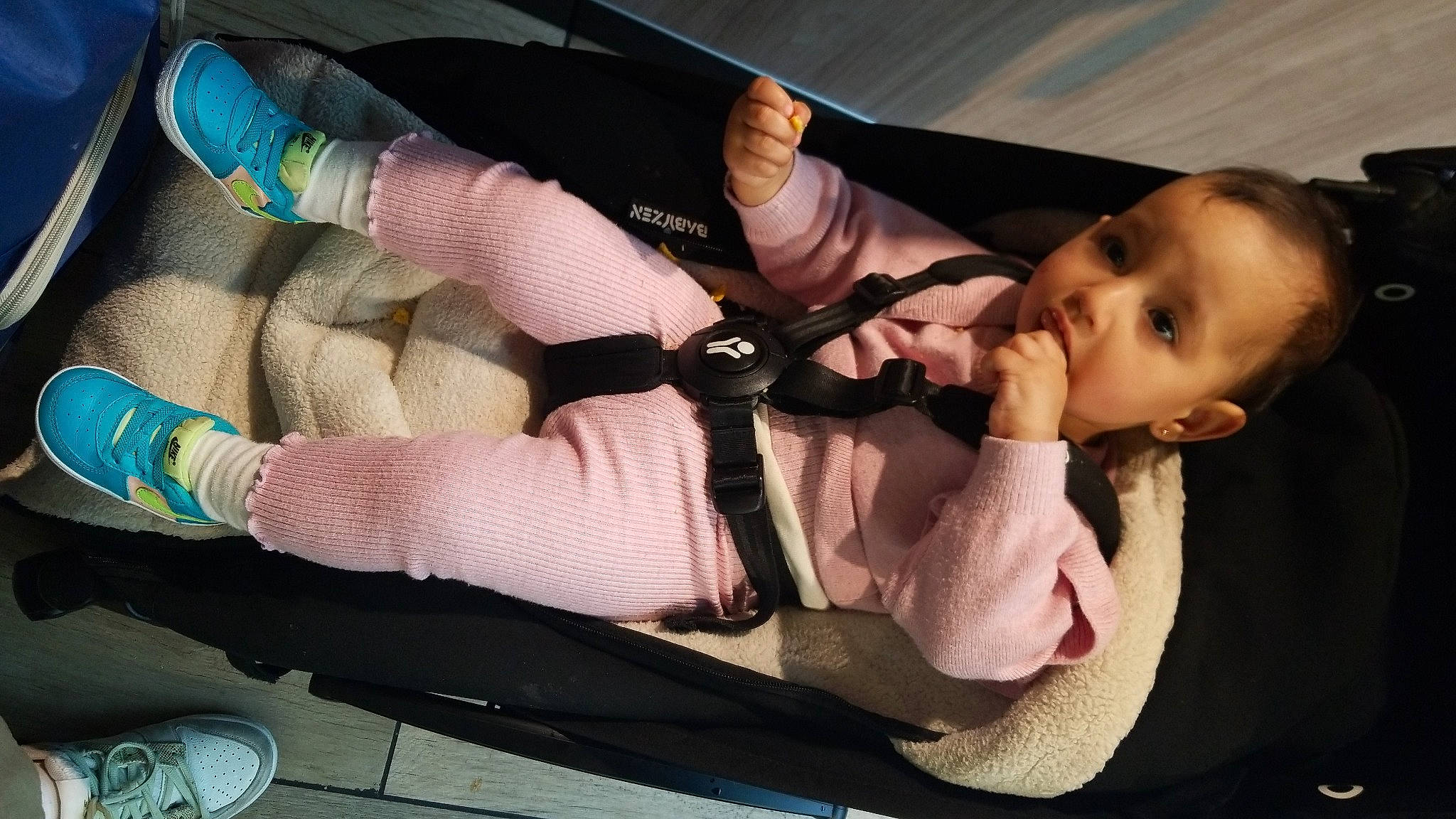 Lilya a rejoint le concours — aidez-le/la à gagner de superbes lots ! auto_part, baby_products, car_seat, comfort, elbow, eyelash, gesture, hand, human_leg, joint, knee, lap, nail, person, seat_belt, skin, sock, thigh, thumb, toddler