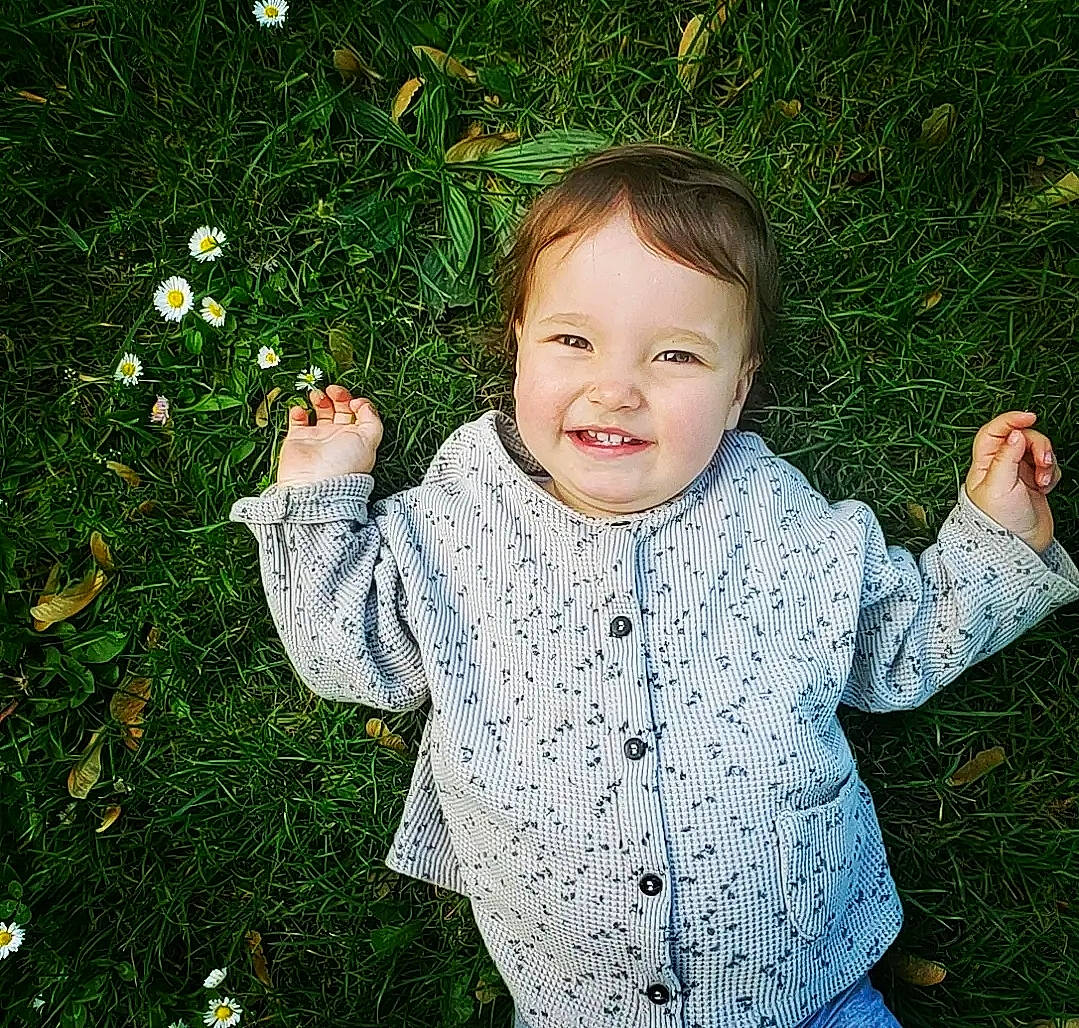 Esmée participe au concours pour gagner de l'argent avec cette photo : baby_toddler_clothing, cheek, eye, face, finger, gesture, grass, hand, happy, head, iris, joy, nose, people_in_nature, person, plant, skin, sleeve, smile, standing
