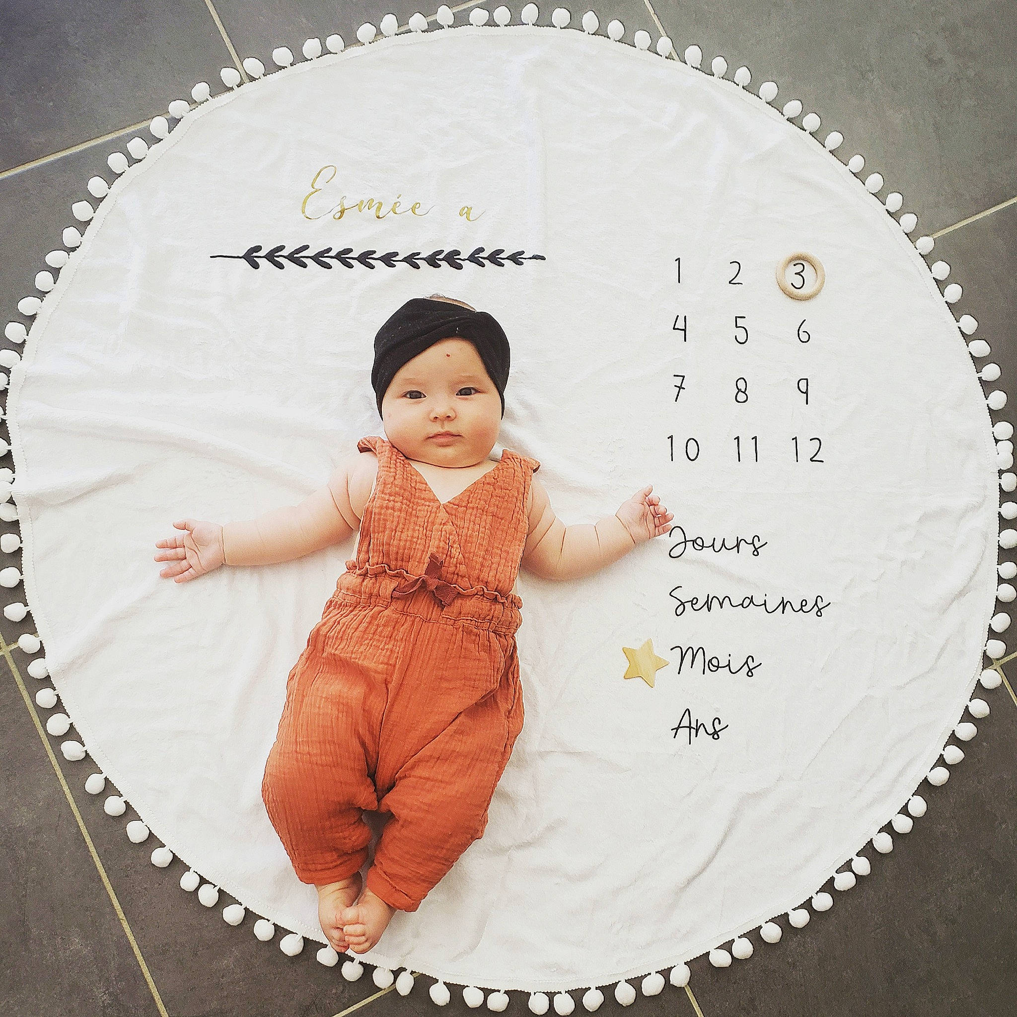 Esmée participe au concours pour gagner de l'argent avec cette photo : baby, baby_toddler_clothing, child, circle, dress, fashion_accessory, font, gesture, happy, headwear, magenta, one_piece_garment, paper_product, pattern, peach, person, product, sleeve, toddler, vintage_clothing