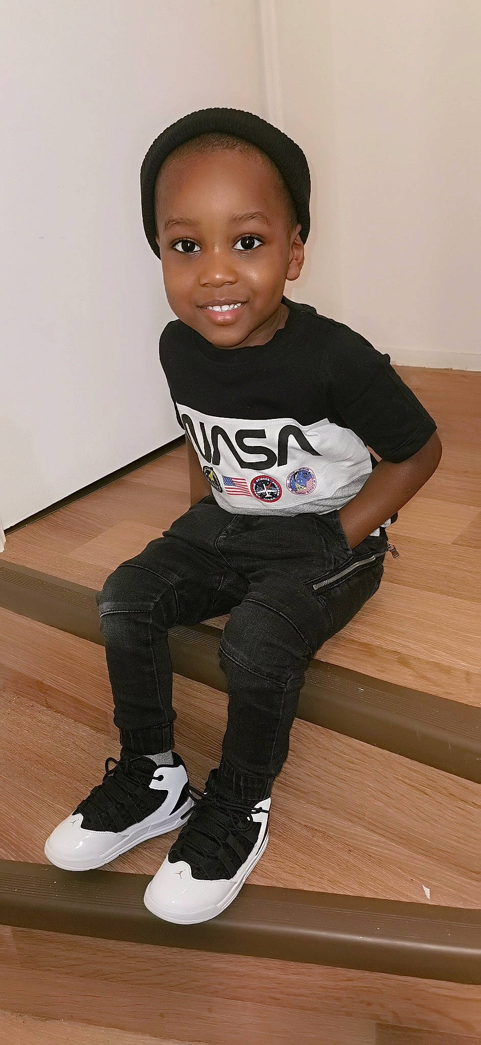 Valentino participe au concours pour gagner de l'argent avec cette photo : baby_toddler_clothing, black_hair, cheek, chin, cool, face, flash_photography, flooring, hair, happy, joint, joy, knee, leg, person, shoe, skin, sleeve, smile, sneakers