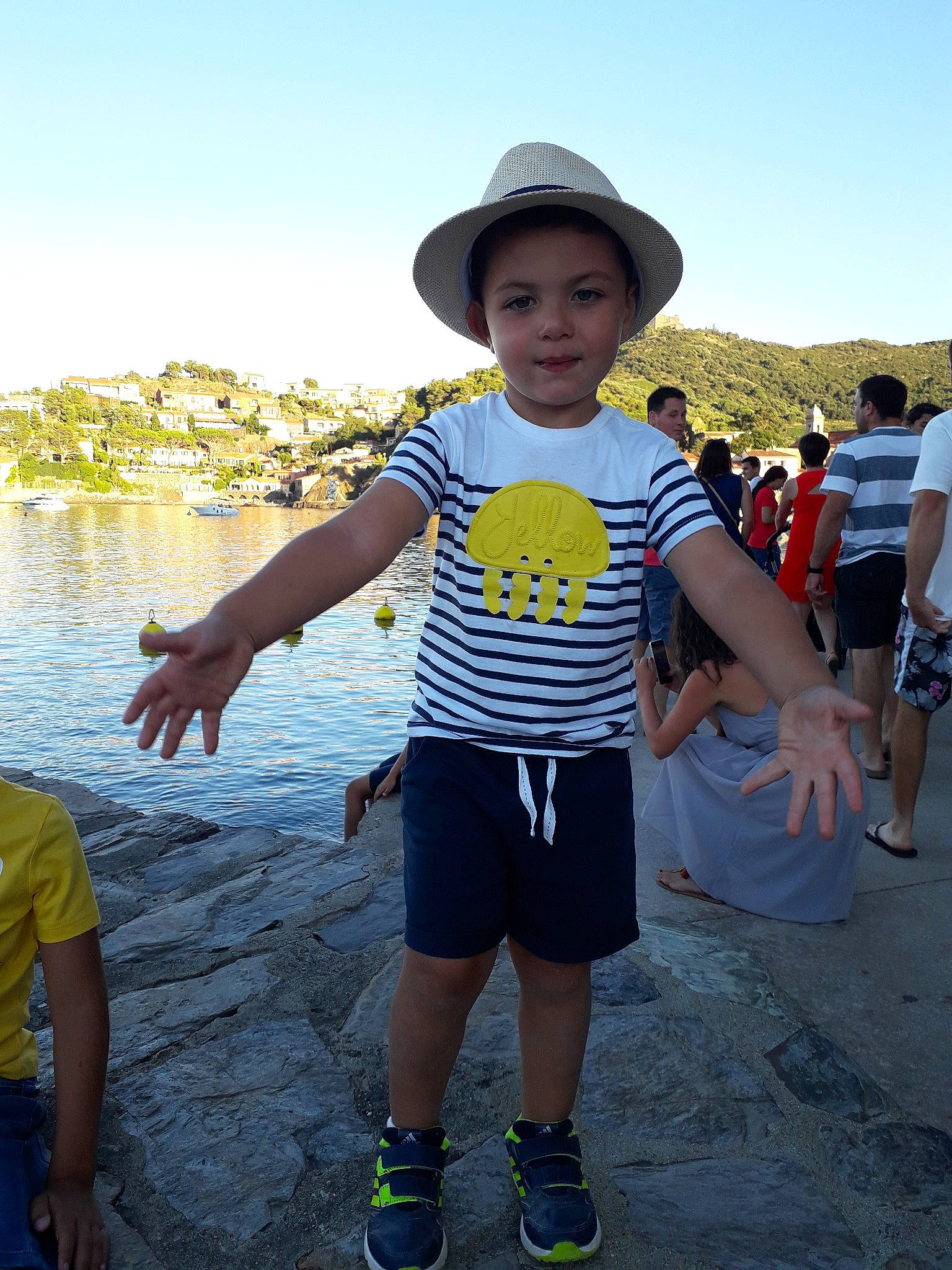 Nail a rejoint le concours — aidez-le/la à gagner de superbes lots ! beach, boy, child, fun, headgear, jeans, leisure, male, person, personal_protective_equipment, product, recreation, shorts, smile, summer, t_shirt, tourism, travel, vacation, water