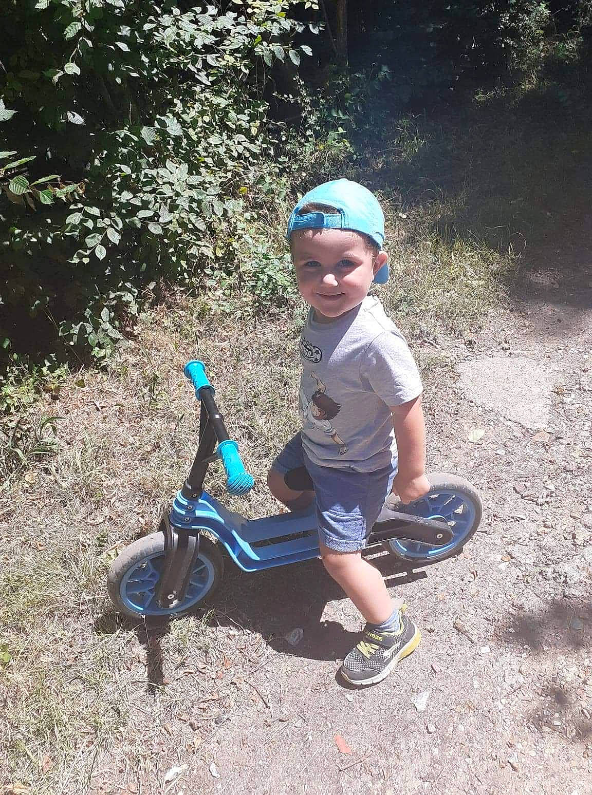Wyatt a rejoint le concours — aidez-le/la à gagner de superbes lots ! automotive_tire, automotive_wheel_system, bicycle_accessory, cycling, electric_blue, grass, headwear, helmet, joy, leg, leisure, person, personal_protective_equipment, plant, recreation, shorts, sneakers, soil, spoke, tire