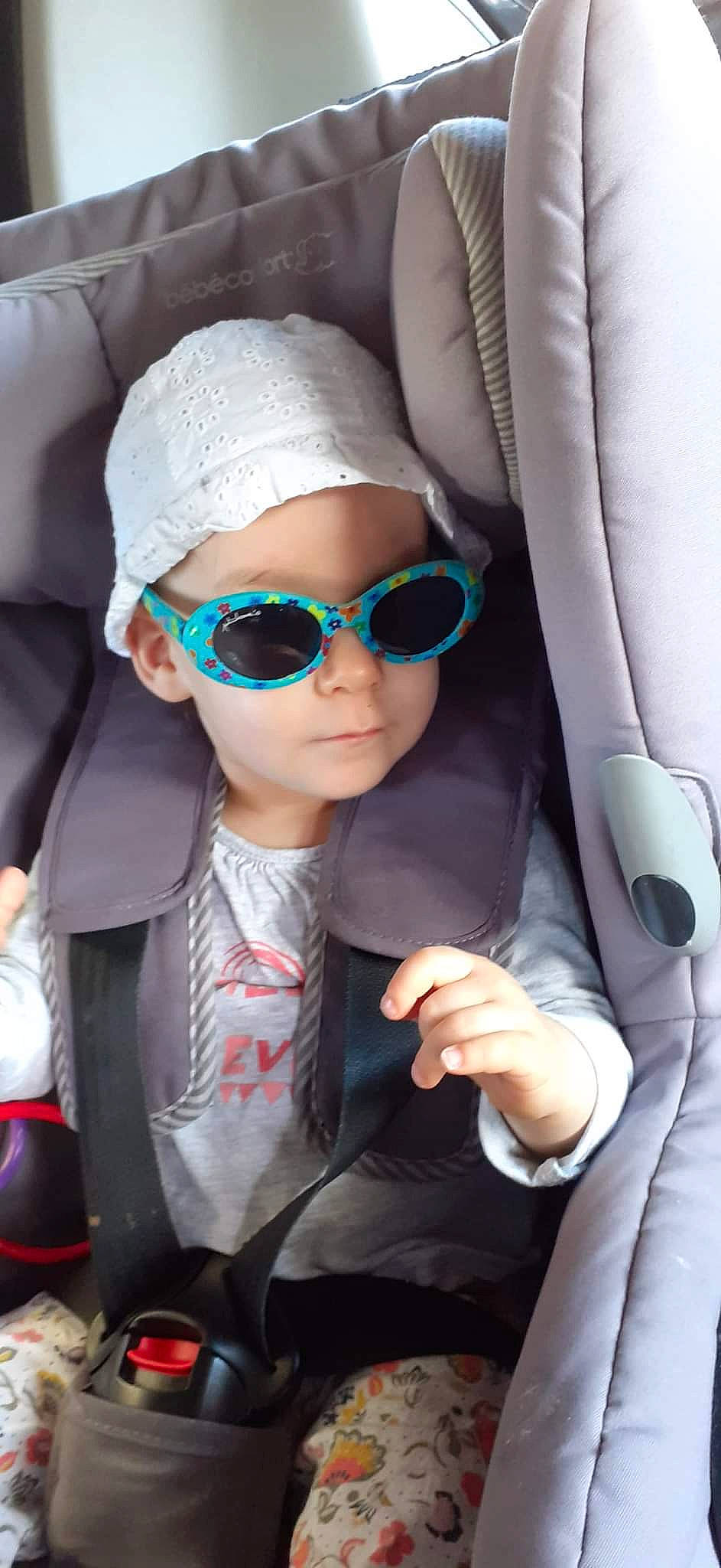 Iris participe au concours pour gagner de l'argent avec cette photo : cap, car_seat, car_seat_cover, clothing, cool, electric_blue, eyewear, fashion_design, finger, gesture, glasses, goggles, headwear, lip, outerwear, person, personal_protective_equipment, sunglasses, textile, thumb