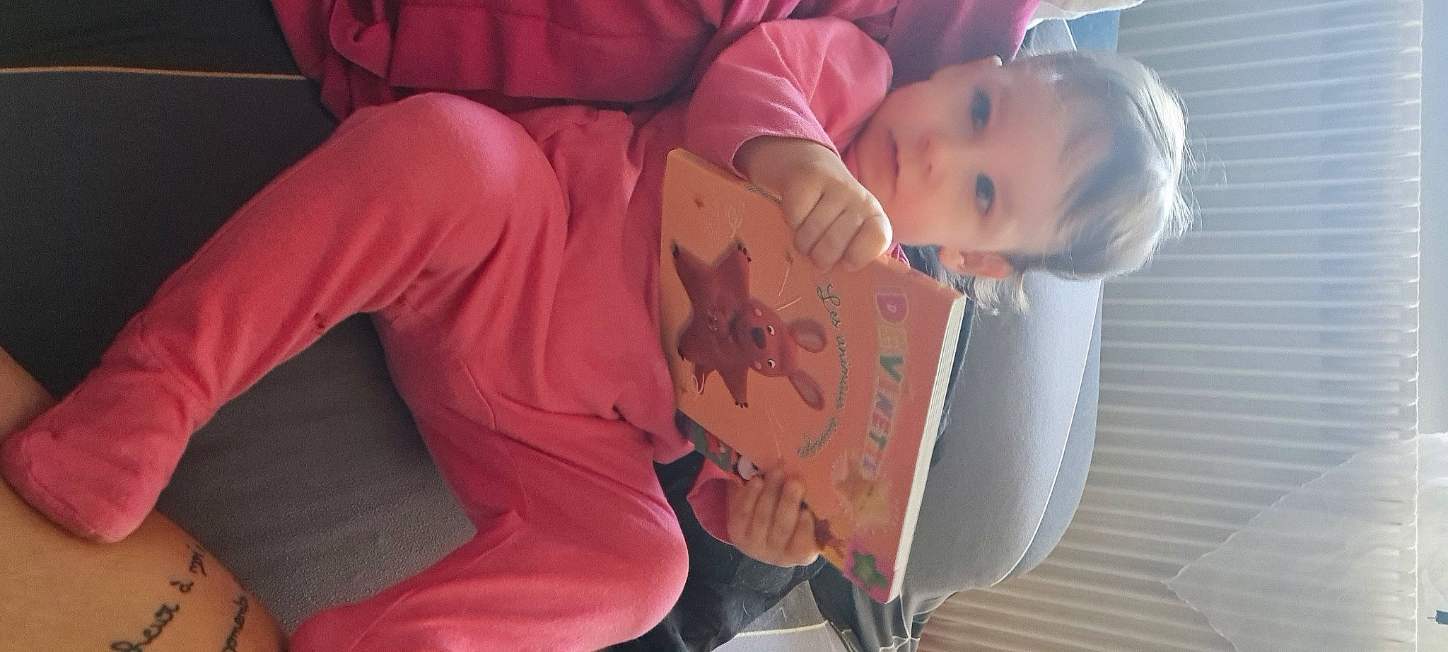 Iris a rejoint le concours — aidez-le/la à gagner de superbes lots ! baby, baby_products, baby_toddler_clothing, child, comfort, elbow, eye, finger, fun, happy, joint, knee, mouth, orange, person, pink, sitting, sleeve, thigh, toddler