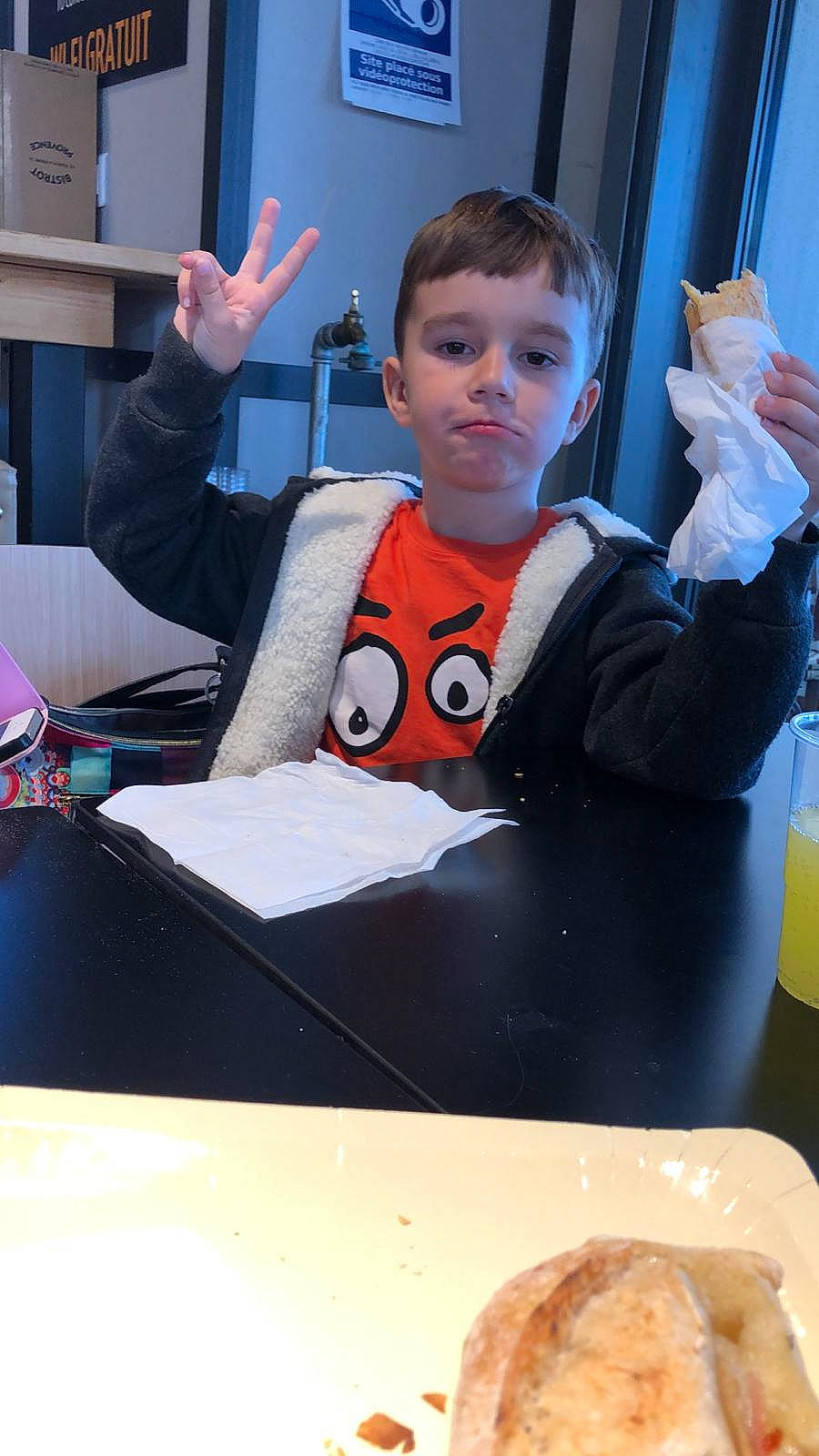 Enzo participe au concours pour gagner de l'argent avec cette photo : chair, child, comfort_food, cuisine, desk, dish, food, fun, ingredient, job, juice, person, plate, produce, recipe, side_dish, sitting, suit, table, tableware