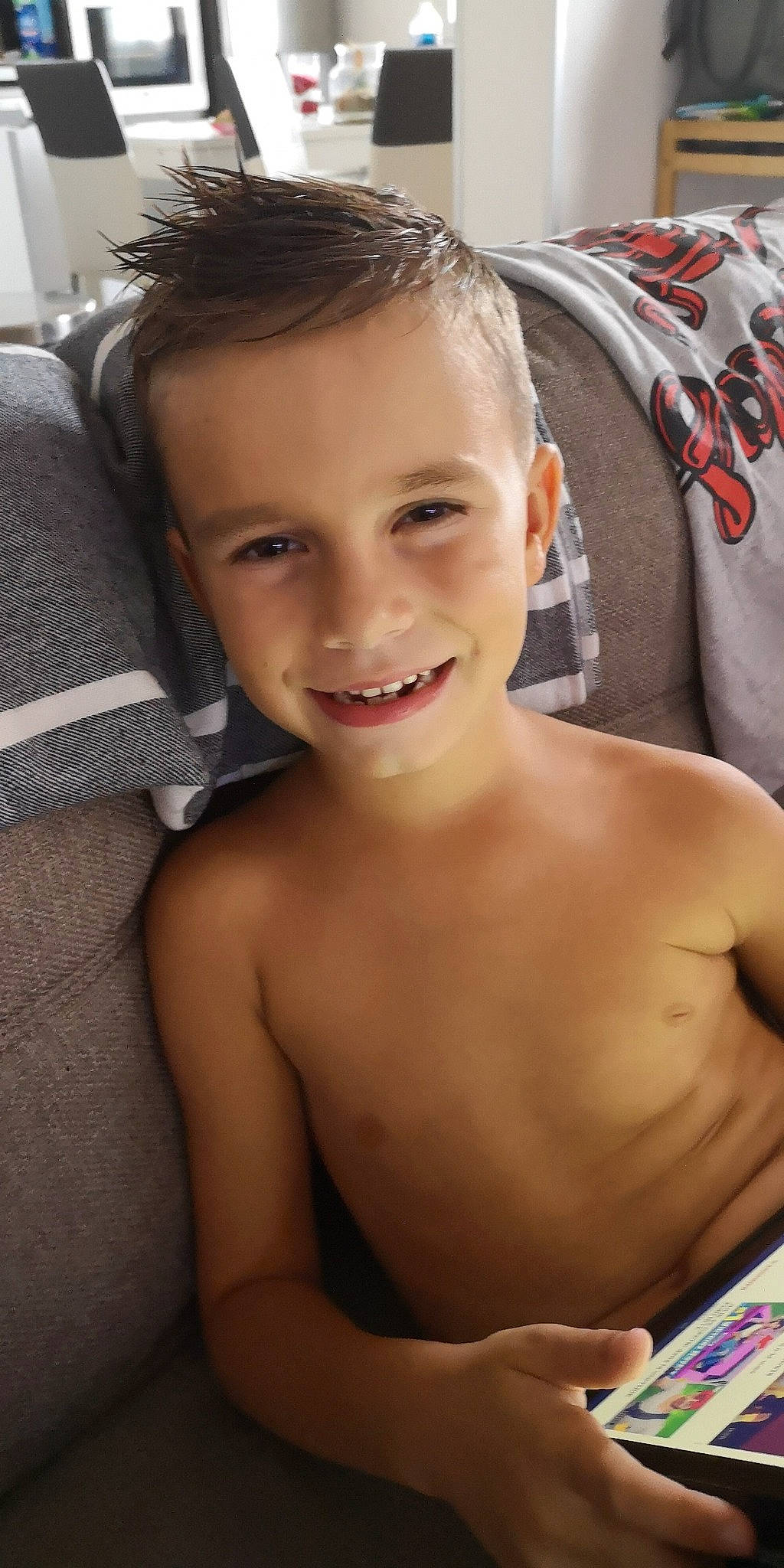 Enzo a rejoint le concours — aidez-le/la à gagner de superbes lots ! cheek, eye, eyebrow, eyelash, face, forehead, hair, hairstyle, head, human_body, jaw, joint, joy, lip, mouth, muscle, neck, nose, person, shoulder