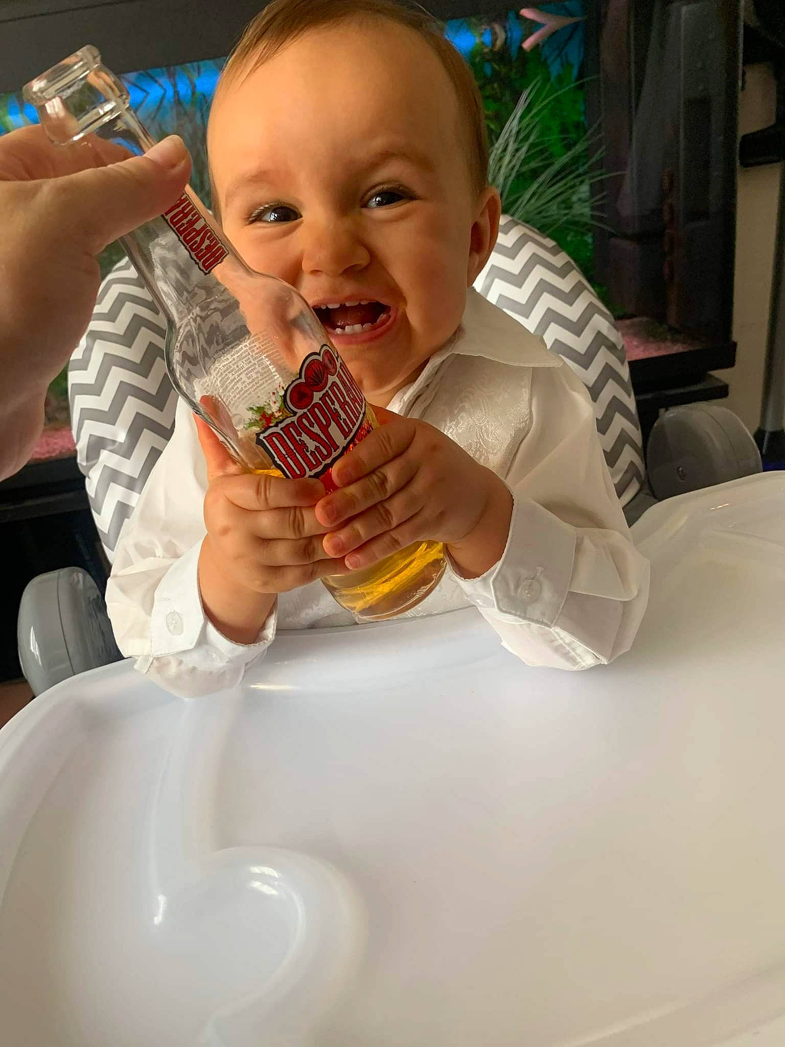Giulio a rejoint le concours — aidez-le/la à gagner de superbes lots ! baby, baby_toddler_clothing, child, comfort_food, cuisine, drinkware, finger, food, food_craving, gesture, hand, happy, mouth, nail, person, skin, smile, sweetness, tableware, thumb