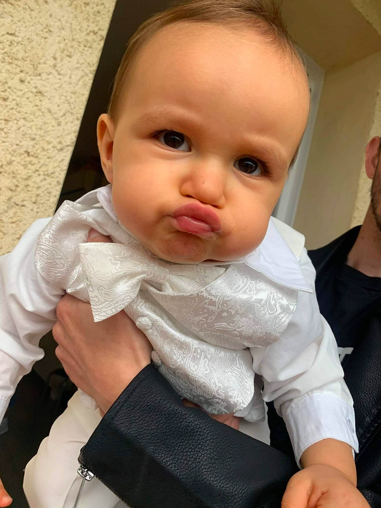 Giulio participe au concours pour gagner de l'argent avec cette photo : abdomen, arm, baby, baby_toddler_clothing, cheek, chest, collar, comfort, elbow, eyelash, finger, gesture, happy, iris, lip, person, skin, sleeve, thumb, toddler