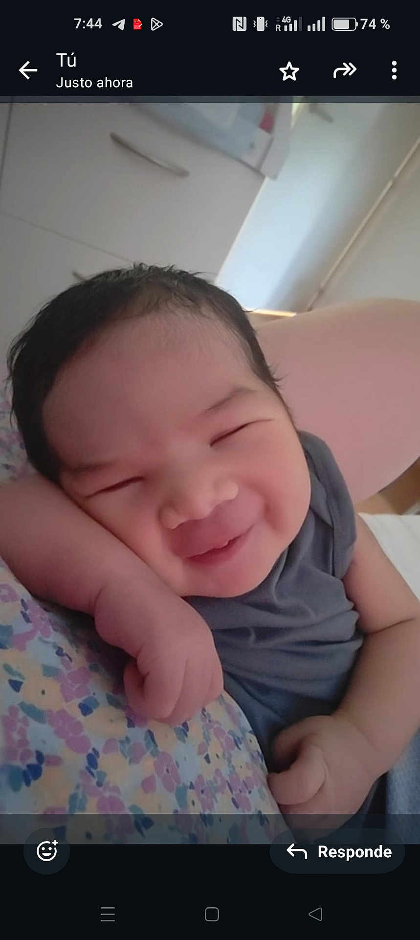 Enoc participe au concours pour gagner de l'argent avec cette photo : baby, smiling, face, arm, hand, pillow, floral_pattern, indoor, sleepy, cute, child, person, skin, resting, infant, portrait, cozy, young, happy, casual