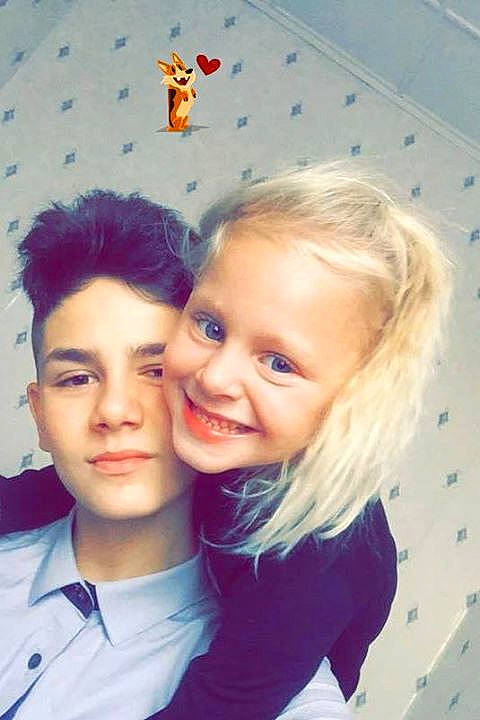 Elynna participe au concours pour gagner de l'argent avec cette photo : blond, blue, child, color, emotion, eye, girl, hair, interaction, joy, organ, person, photo_shoot, photography, selfie, skin, smile, toddler