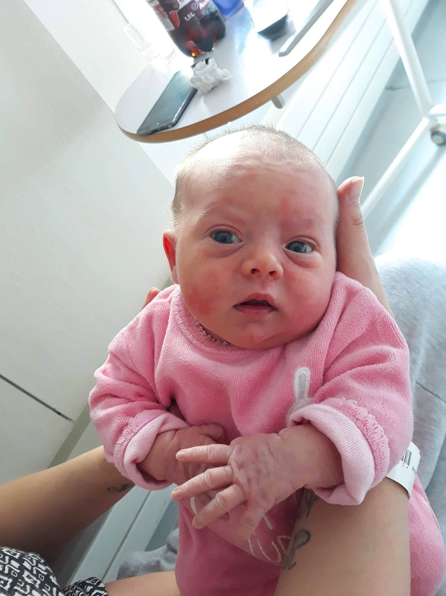 Anaé a rejoint le concours — aidez-le/la à gagner de superbes lots ! baby, cheek, child, ear, eye, face, head, lip, person, pink, sitting, skin, smile, toddler, vacation