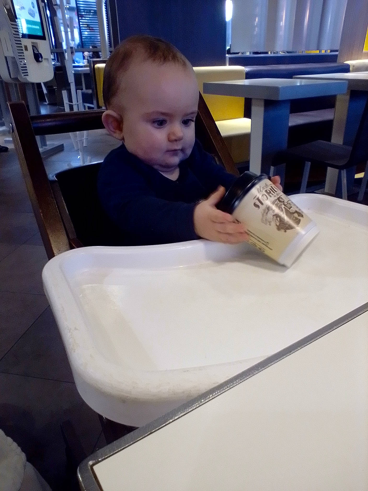 Anaé participe au concours pour gagner de l'argent avec cette photo : baby, chair, child, furniture, person, sitting, table, toddler, vacation