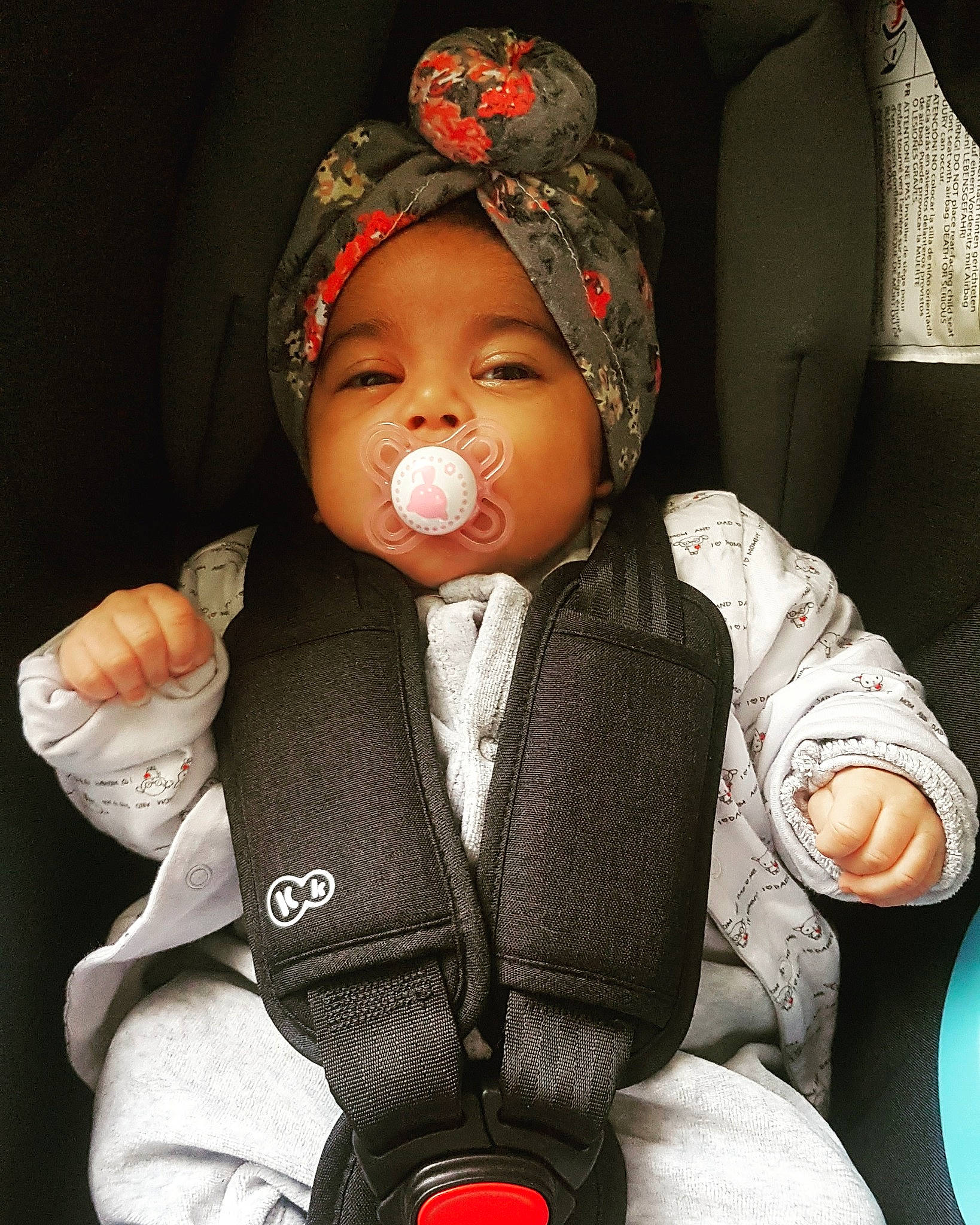 Tia a rejoint le concours — aidez-le/la à gagner de superbes lots ! auto_part, baby, baby_in_car_seat, car_seat, cheek, child, finger, hand, nose, person, toddler