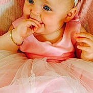 Eva is registered to the contest to win money with this photo: