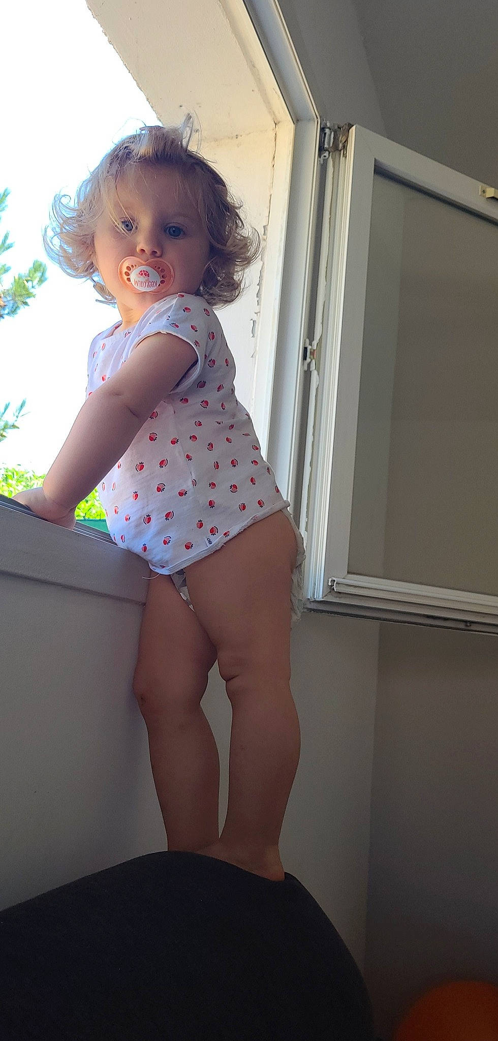 Lola a rejoint le concours — aidez-le/la à gagner de superbes lots ! baby_toddler_clothing, child, face, hair, head, human_body, human_leg, iris, joint, knee, leg, pattern, person, sleeve, smile, standing, swimwear, thigh, toddler, trunk