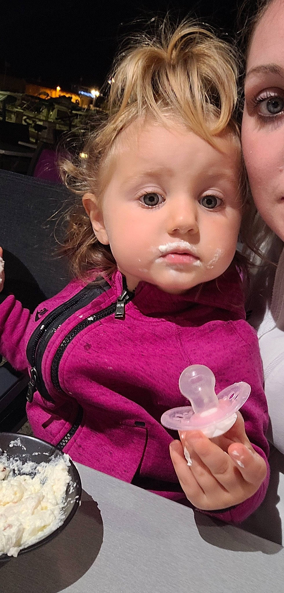 Lola participe au concours pour gagner de l'argent avec cette photo : baby_toddler_clothing, blond, cake, cheek, child, event, eyelash, finger, food, fun, gesture, hairstyle, happy, lip, organ, person, pink, plate, skin, tableware