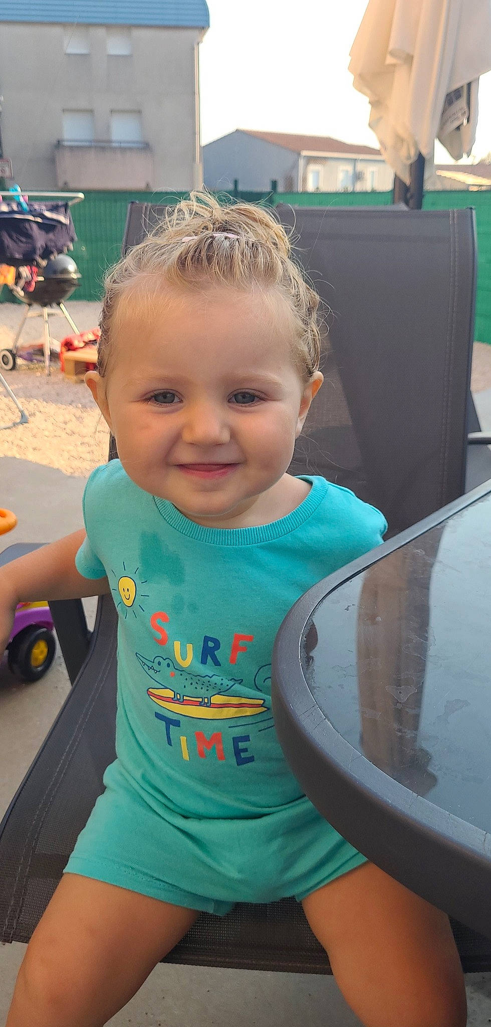 Lola a rejoint le concours — aidez-le/la à gagner de superbes lots ! baby, child, chin, cool, facial_expression, fun, grass, green, hairstyle, happy, joy, leisure, motor_vehicle, person, product, public_space, recreation, skin, smile, t_shirt