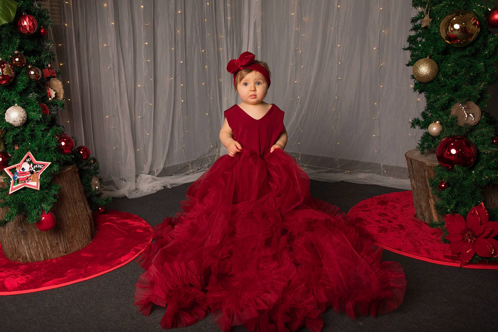 Lola a rejoint le concours — aidez-le/la à gagner de superbes lots ! black, christmas_decoration, christmas_ornament, christmas_tree, dress, embellishment, evergreen, fashion_design, holiday_ornament, human_body, one_piece_garment, ornament, outerwear, person, plant, red, sleeve, standing, surprise, textile