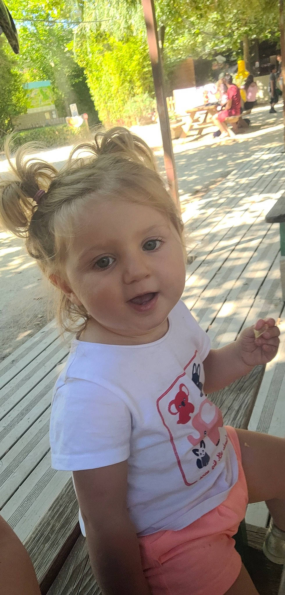 Lola participe au concours pour gagner de l'argent avec cette photo : baby_toddler_clothing, chin, cool, eye, face, grass, hairstyle, happy, head, iris, leaf, lip, mouth, nose, person, pink, skin, smile, toddler, tree