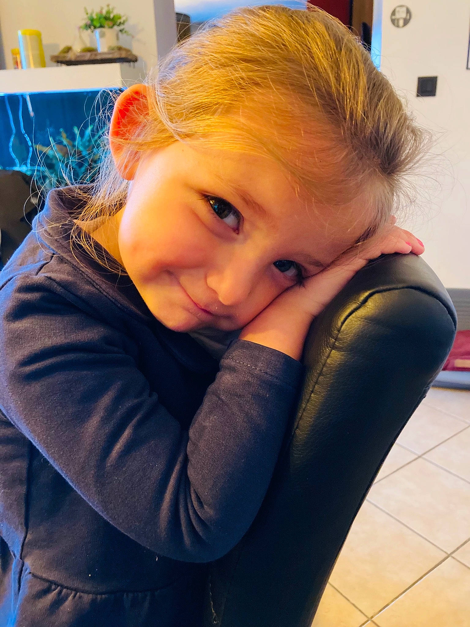 Amélya participe au concours pour gagner de l'argent avec cette photo : blond, brown_hair, cheek, chin, comfort, ear, electric_blue, eyebrow, eyelash, flooring, fun, happy, human_leg, iris, joy, lip, long_hair, neck, nose, person