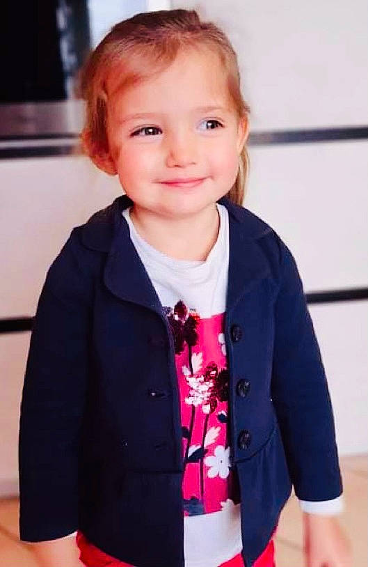 Amélya a rejoint le concours — aidez-le/la à gagner de superbes lots ! arm, baby_toddler_clothing, blazer, blond, button, cheek, child, collar, dress_shirt, electric_blue, fun, happy, joy, lip, neck, person, shoulder, sleeve, smile, standing