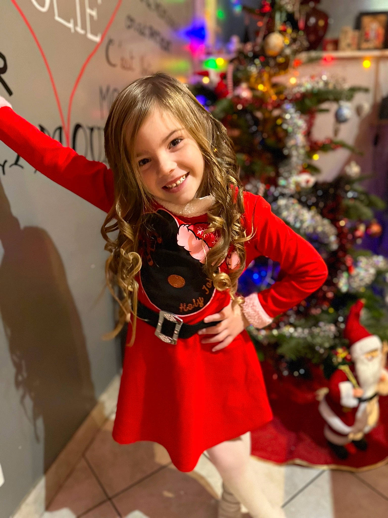 Doriane a rejoint le concours — aidez-le/la à gagner de superbes lots ! blond, brown_hair, child, christmas, christmas_tree, event, facial_expression, fun, happy, holiday, human_body, human_leg, joy, outerwear, person, plant, sleeve, smile, standing, thigh