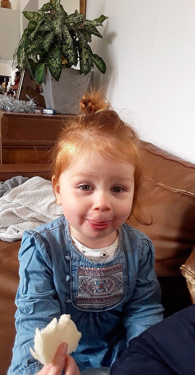 Blanche a rejoint le concours — aidez-le/la à gagner de superbes lots ! blond, brown_hair, cheek, child, ear, face, hair, hairstyle, head, long_hair, person, sitting, smile, standing, toddler