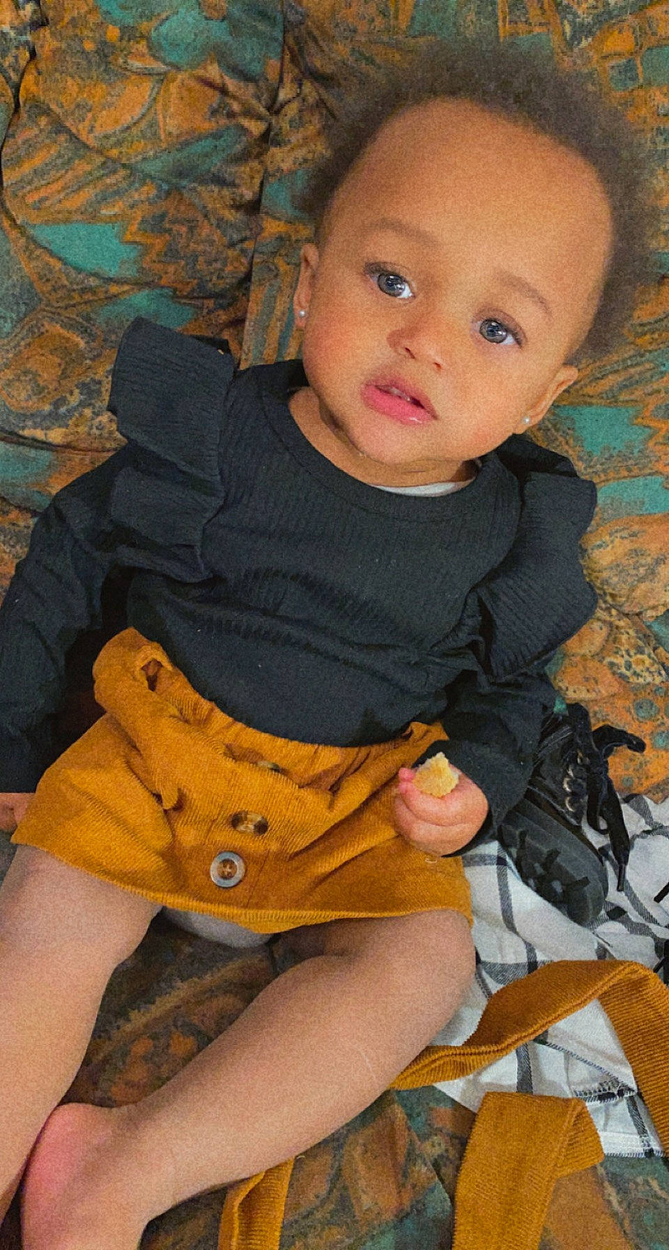 Layana participe au concours pour gagner de l'argent avec cette photo : arm, baby_toddler_clothing, cheek, eye, face, finger, hair, hairstyle, hand, head, human_body, iris, leg, lip, nose, organ, person, skin, sleeve, textile