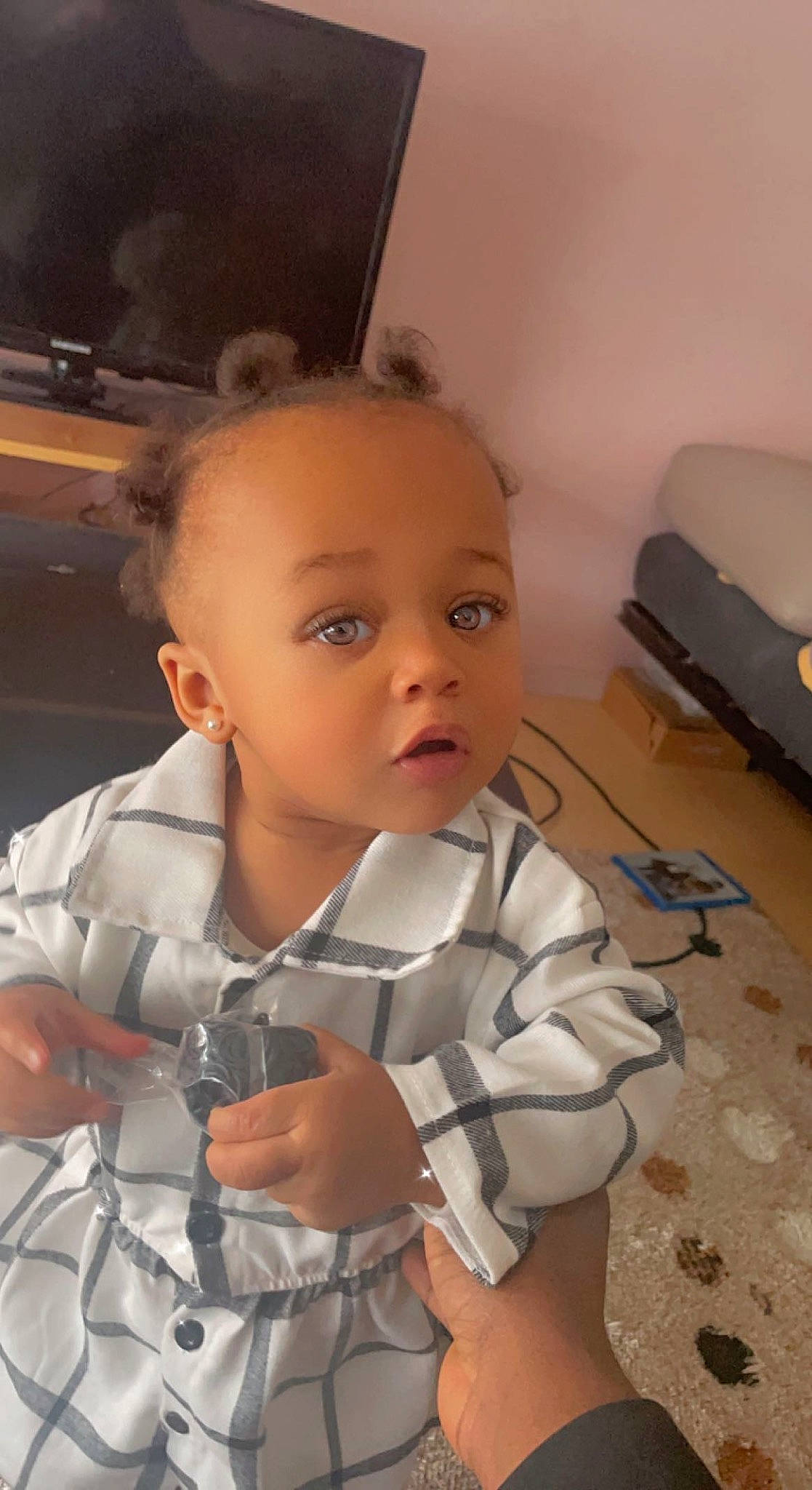 Layana a rejoint le concours — aidez-le/la à gagner de superbes lots ! arm, baby, baby_toddler_clothing, cheek, chest, child, comfort, eye, eyelash, eyewear, flooring, fun, hair, head, nose, person, personal_protective_equipment, room, sitting, surprise