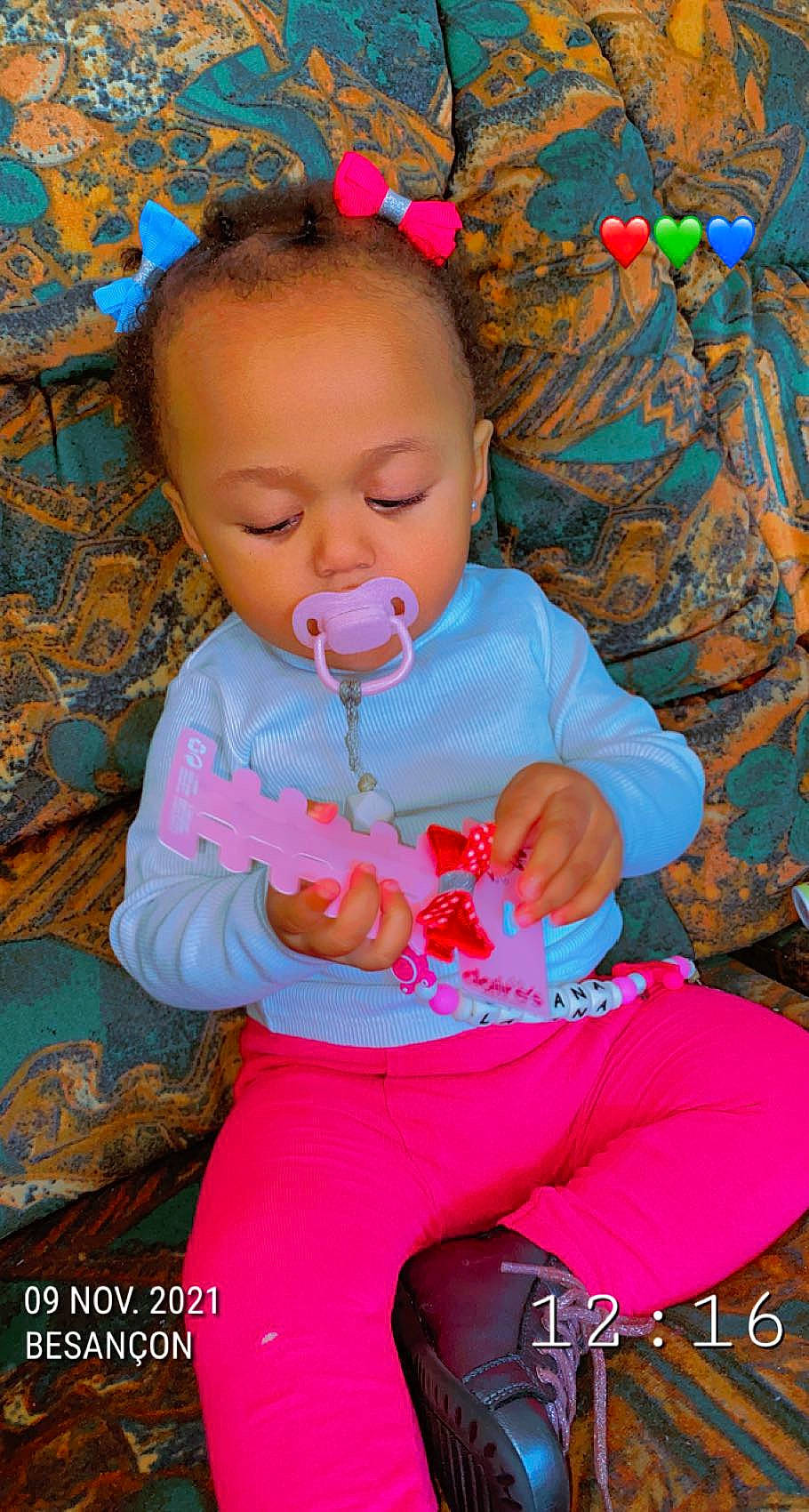 Layana a rejoint le concours — aidez-le/la à gagner de superbes lots ! baby, baby_products, baby_toddler_clothing, cheek, child, fun, grass, happy, magenta, pattern, person, pink, play, portrait_photography, sitting, skin, toddler